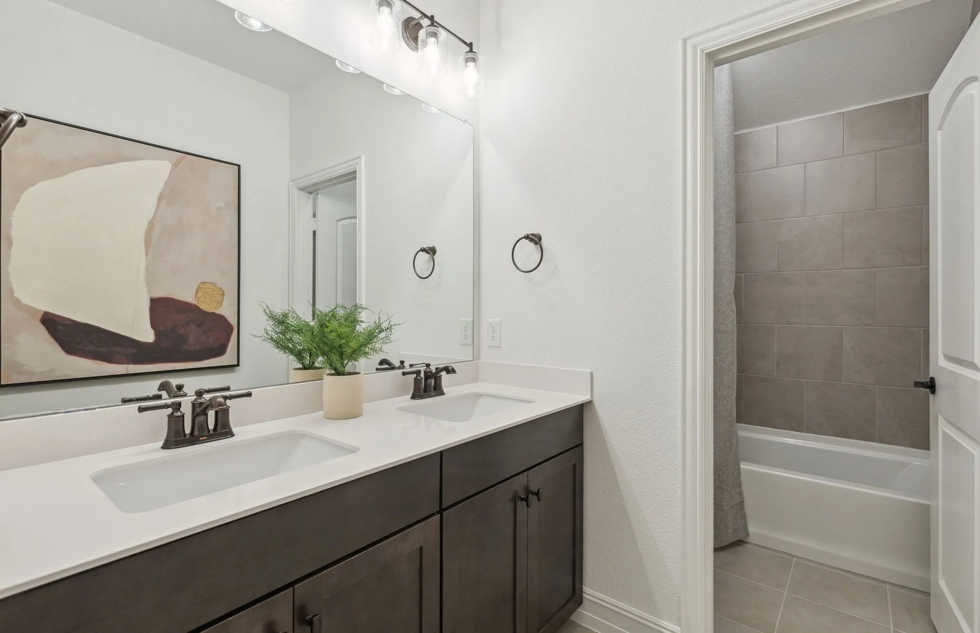 *Model Representation - Spacious secondary bathroom