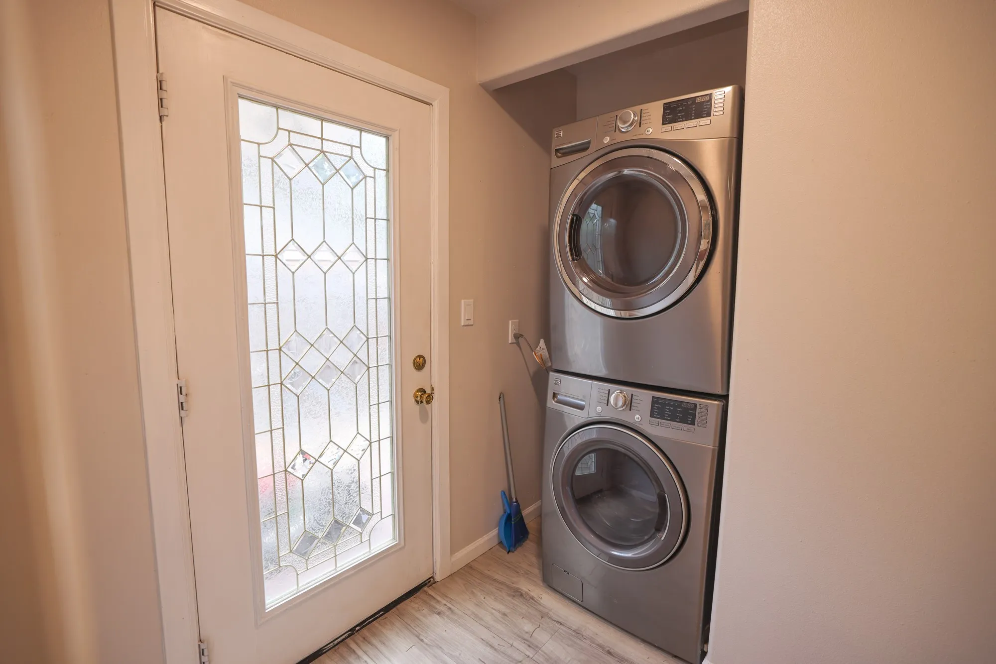 Apartment For Rent in Tarrant County , 3808 S Timberline Drive, Fort Worth, Texas 76119, 0, 1 Bathroom, Garage spaces, 400 Sqft, built in 1957, Price $985, mls#21325192, Real Estate Agent in Fort Worth, Homes For Rent in Tarrant county, Homes For Rent in Fort Worth, Realtor in Fort Worth Texas, Real Estate Brokerage Independent Realty Texas, Luminita Cordes Realtor