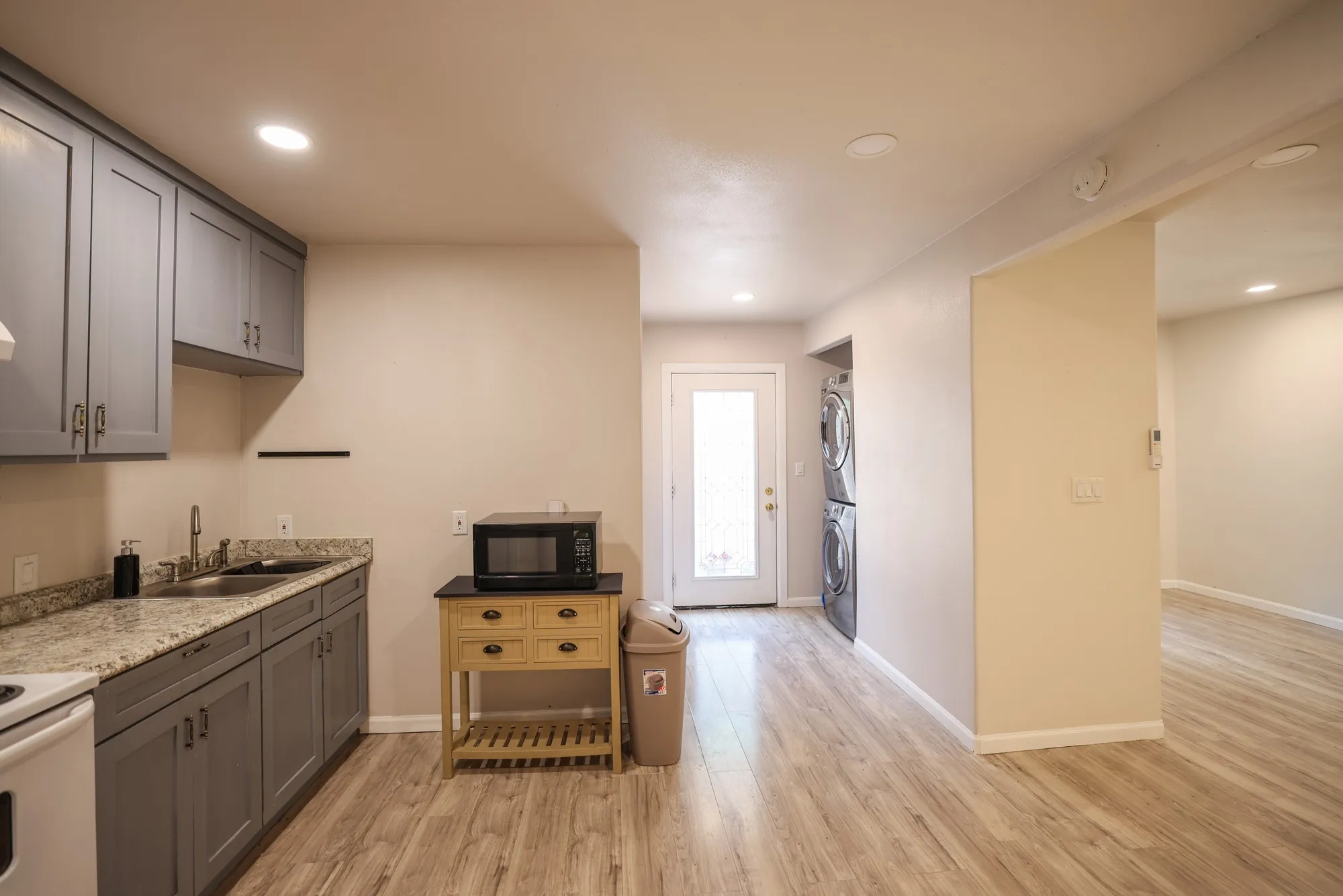 Apartment For Rent in Tarrant County , 3808 S Timberline Drive, Fort Worth, Texas 76119, 0, 1 Bathroom, Garage spaces, 400 Sqft, built in 1957, Price $985, mls#21325192, Real Estate Agent in Fort Worth, Homes For Rent in Tarrant county, Homes For Rent in Fort Worth, Realtor in Fort Worth Texas, Real Estate Brokerage Independent Realty Texas, Luminita Cordes Realtor