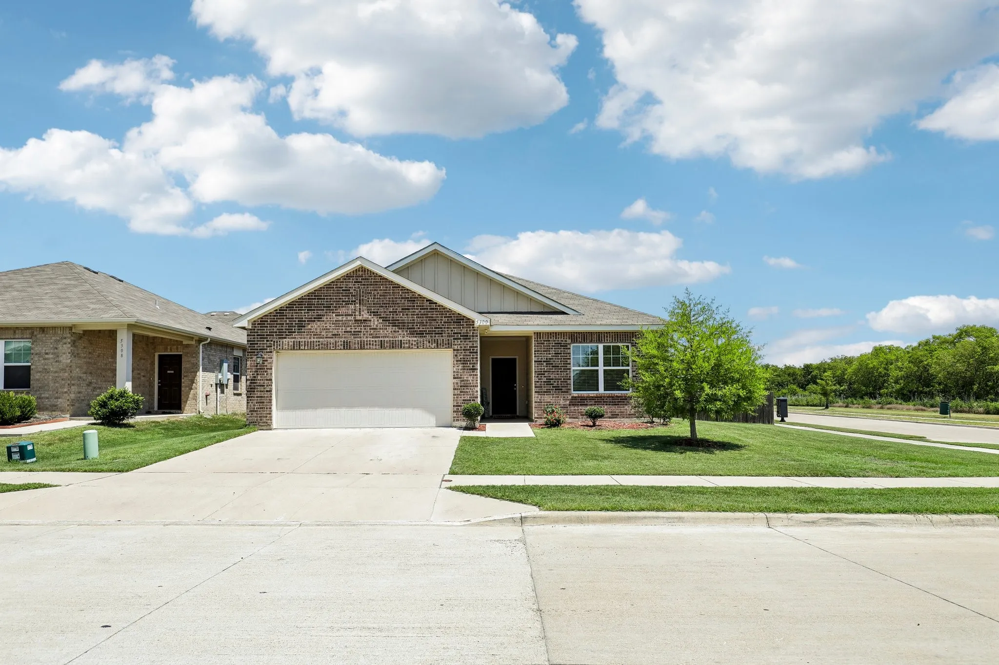 Single Family Residence For Sale in Tarrant County , 5300 Shady Springs Trail, Fort Worth, Texas 76179, 4 Bedroom, 2 Bathroom, 2 Garage spaces, 1,897 Sqft, built in 2019, mls#21322491, Real Estate Agent in Fort Worth, Homes For Sale in Tarrant county, Homes For Sale in Fort Worth, Realtor in Fort Worth Texas, Real Estate Brokerage Independent Realty Texas, Luminita Cordes Realtor