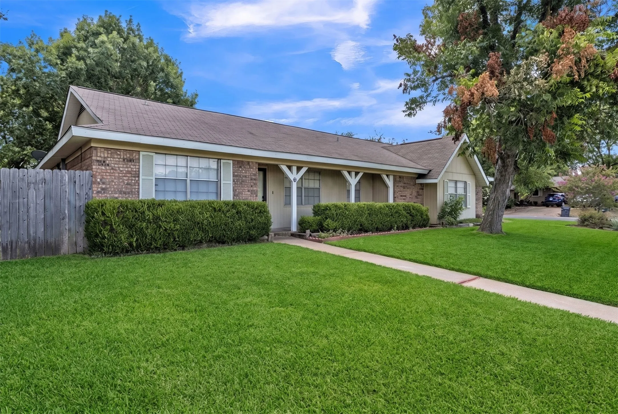 Single Family Residence For Sale in Mc Lennan County , 3256 Village Park Drive, Waco, Texas 76708, 3 Bedroom, 3 Bathroom, 2 Garage spaces, 1,896 Sqft, built in 1976, mls#21325096, Real Estate Agent in Waco, Homes For Sale in Mc Lennan county, Homes For Sale in Waco, Realtor in Waco Texas, Real Estate Brokerage Independent Realty Texas, Luminita Cordes Realtor
