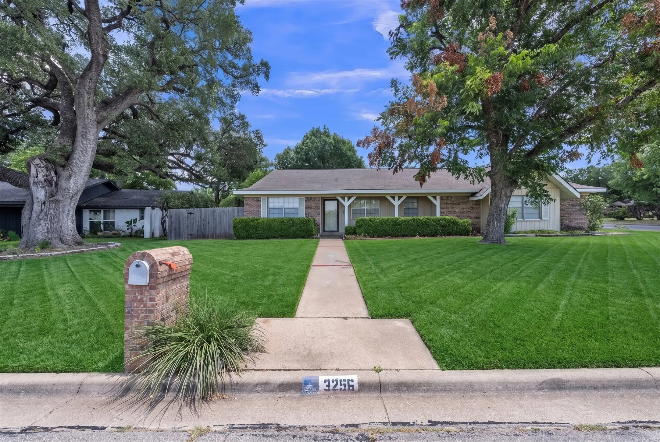Single Family Residence For Sale in Mc Lennan County , 3256 Village Park Drive, Waco, Texas 76708, 3 Bedroom, 3 Bathroom, 2 Garage spaces, 1,896 Sqft, built in 1976, mls#21325096, Real Estate Agent in Waco, Homes For Sale in Mc Lennan county, Homes For Sale in Waco, Realtor in Waco Texas, Real Estate Brokerage Independent Realty Texas, Luminita Cordes Realtor