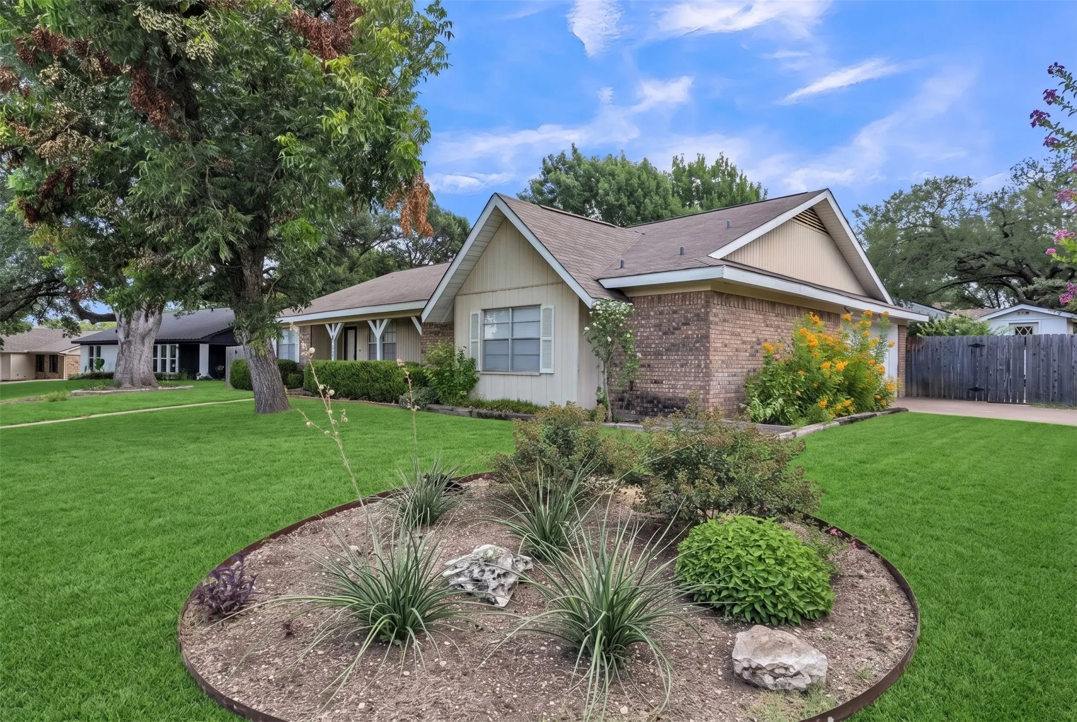 Single Family Residence For Sale in Mc Lennan County , 3256 Village Park Drive, Waco, Texas 76708, 3 Bedroom, 3 Bathroom, 2 Garage spaces, 1,896 Sqft, built in 1976, mls#21325096, Real Estate Agent in Waco, Homes For Sale in Mc Lennan county, Homes For Sale in Waco, Realtor in Waco Texas, Real Estate Brokerage Independent Realty Texas, Luminita Cordes Realtor