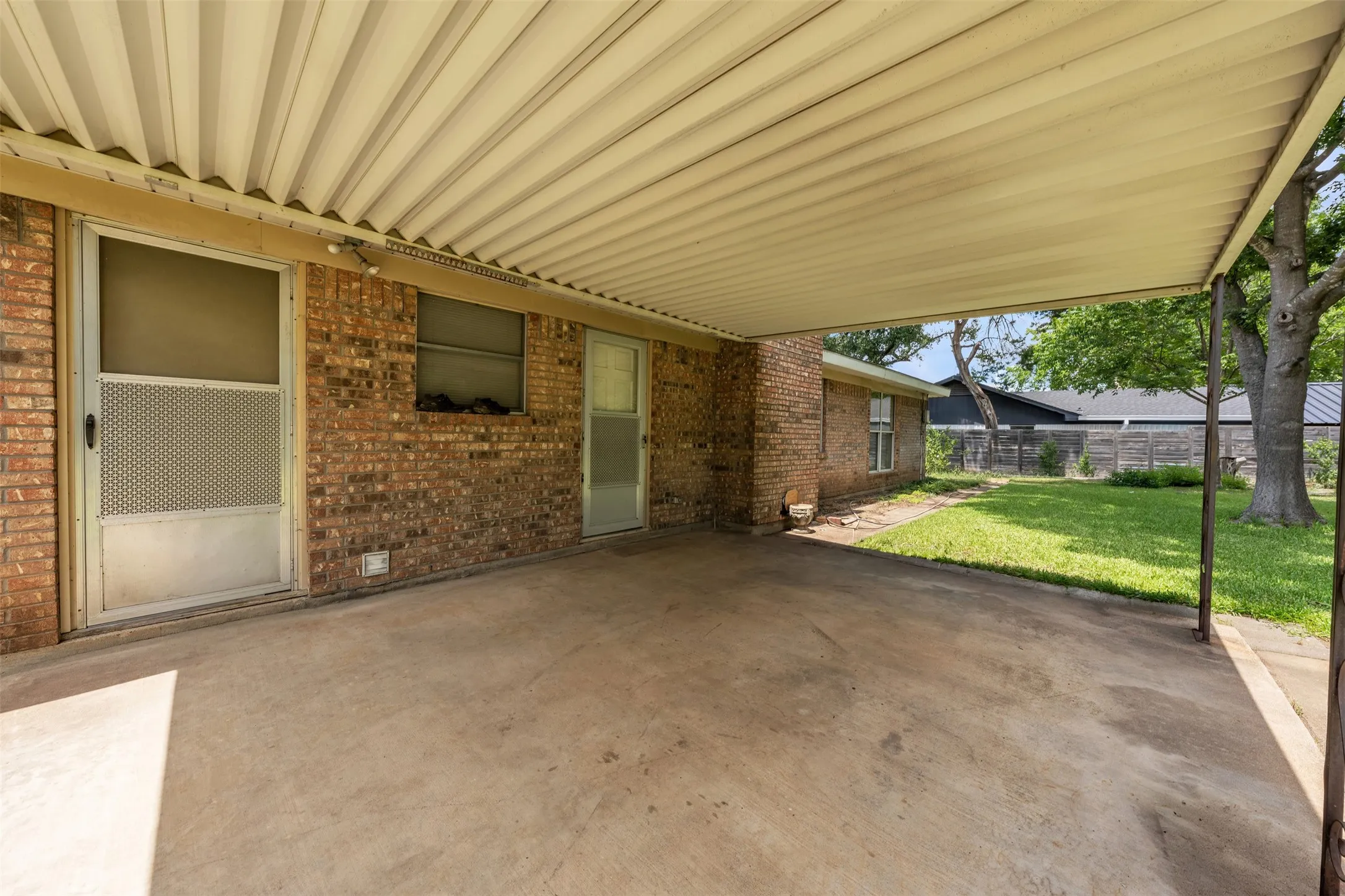 Single Family Residence For Sale in Mc Lennan County , 3256 Village Park Drive, Waco, Texas 76708, 3 Bedroom, 3 Bathroom, 2 Garage spaces, 1,896 Sqft, built in 1976, mls#21325096, Real Estate Agent in Waco, Homes For Sale in Mc Lennan county, Homes For Sale in Waco, Realtor in Waco Texas, Real Estate Brokerage Independent Realty Texas, Luminita Cordes Realtor