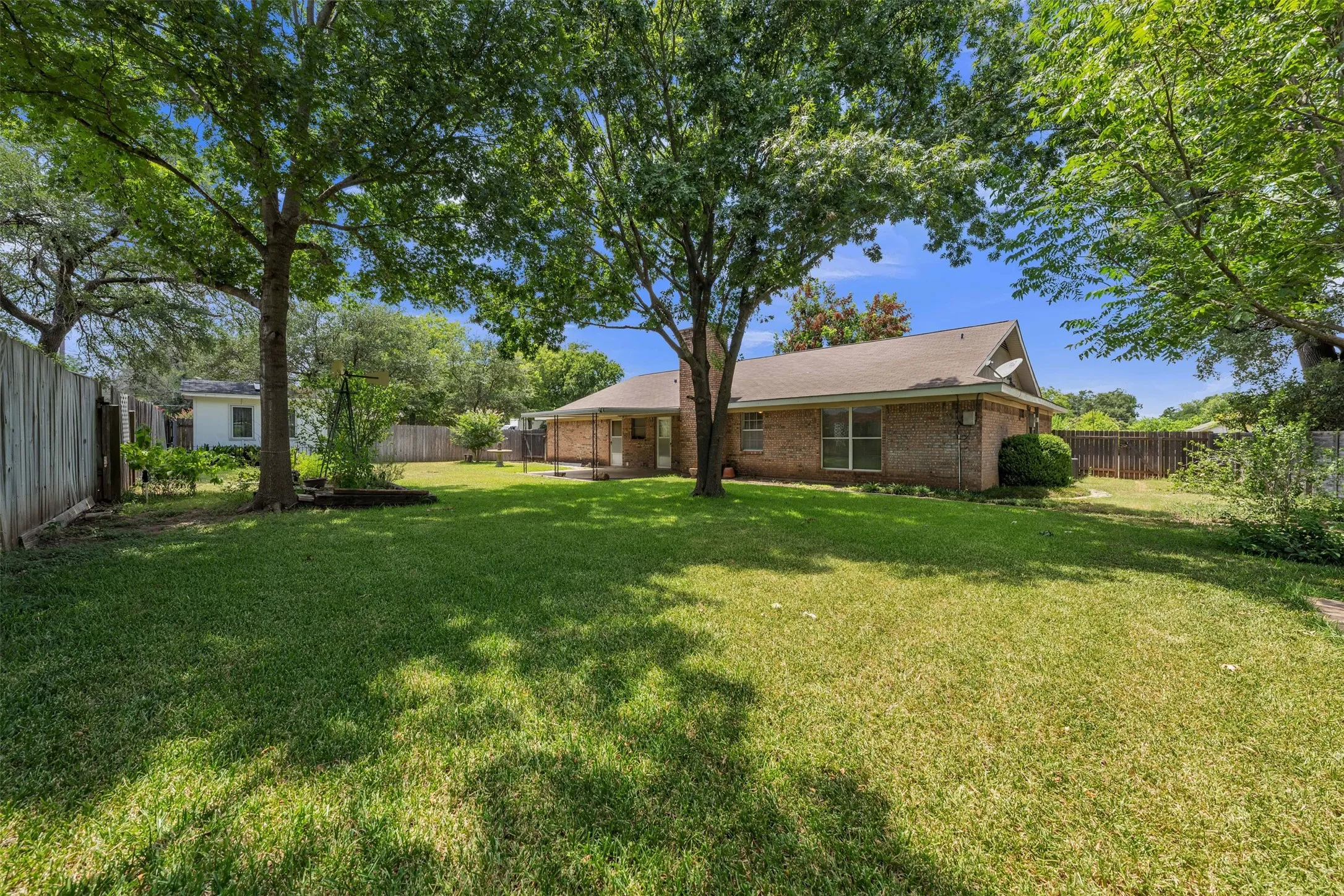 Single Family Residence For Sale in Mc Lennan County , 3256 Village Park Drive, Waco, Texas 76708, 3 Bedroom, 3 Bathroom, 2 Garage spaces, 1,896 Sqft, built in 1976, mls#21325096, Real Estate Agent in Waco, Homes For Sale in Mc Lennan county, Homes For Sale in Waco, Realtor in Waco Texas, Real Estate Brokerage Independent Realty Texas, Luminita Cordes Realtor