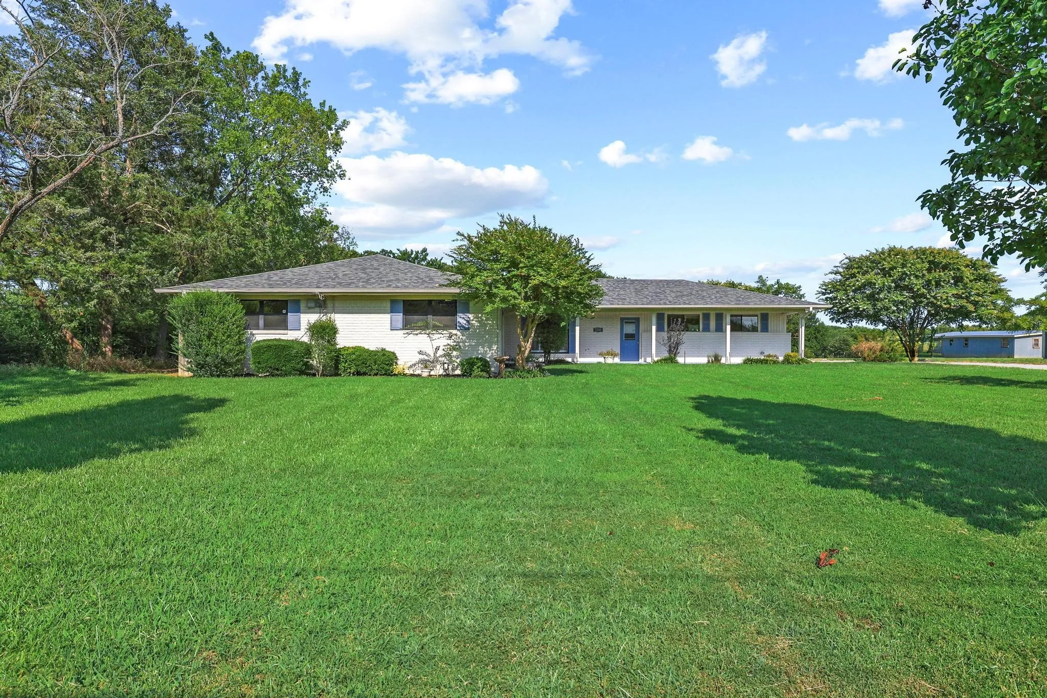 Single Family Residence For Sale in Grayson County , 2200 S Lang Avenue, Denison, Texas 75020, 3 Bedroom, 2 Bathroom, 2 Garage spaces, 1,897 Sqft, built in 1972, mls#21324970, Real Estate Agent in Denison, Homes For Sale in Grayson county, Homes For Sale in Denison, Realtor in Denison Texas, Real Estate Brokerage Independent Realty Texas, Luminita Cordes Realtor
