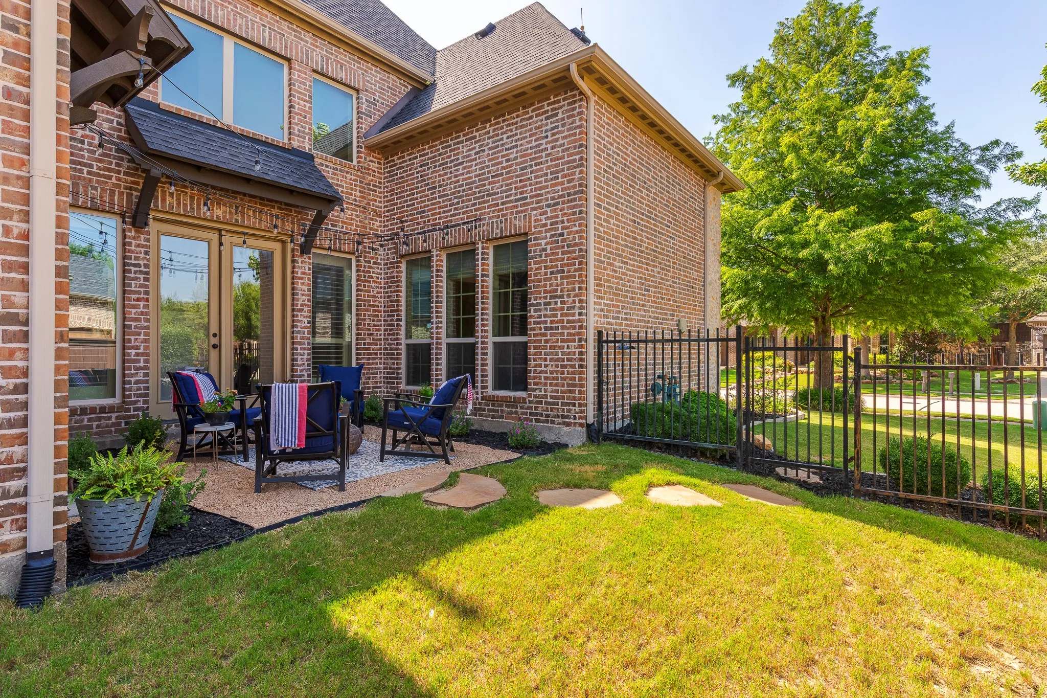 Spacious side yard