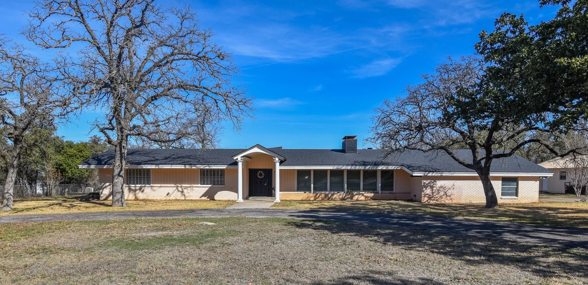 Single Family Residence For Sale in Mc Culloch County , 1124 W 6th, Brady, Texas 76825, 4 Bedroom, 4 Bathroom, 4 Garage spaces, 3,404 Sqft, built in 1960, mls#21325232, Real Estate Agent in Brady, Homes For Sale in Mc Culloch county, Homes For Sale in Brady, Realtor in Brady Texas, Real Estate Brokerage Independent Realty Texas, Luminita Cordes Realtor