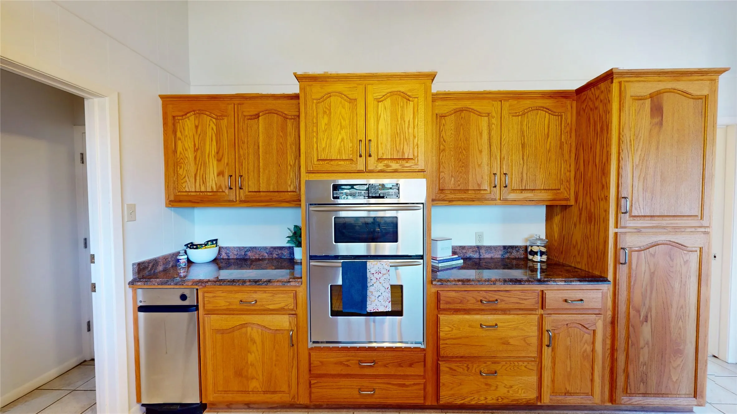 Single Family Residence For Sale in Mc Culloch County , 1124 W 6th, Brady, Texas 76825, 4 Bedroom, 4 Bathroom, 4 Garage spaces, 3,404 Sqft, built in 1960, mls#21325232, Real Estate Agent in Brady, Homes For Sale in Mc Culloch county, Homes For Sale in Brady, Realtor in Brady Texas, Real Estate Brokerage Independent Realty Texas, Luminita Cordes Realtor