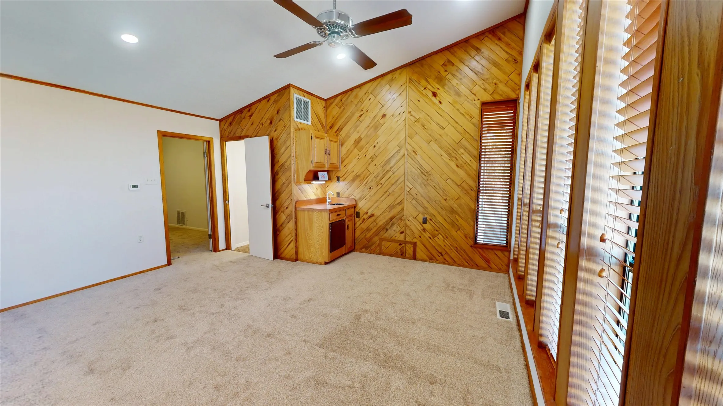 Single Family Residence For Sale in Mc Culloch County , 1124 W 6th, Brady, Texas 76825, 4 Bedroom, 4 Bathroom, 4 Garage spaces, 3,404 Sqft, built in 1960, mls#21325232, Real Estate Agent in Brady, Homes For Sale in Mc Culloch county, Homes For Sale in Brady, Realtor in Brady Texas, Real Estate Brokerage Independent Realty Texas, Luminita Cordes Realtor