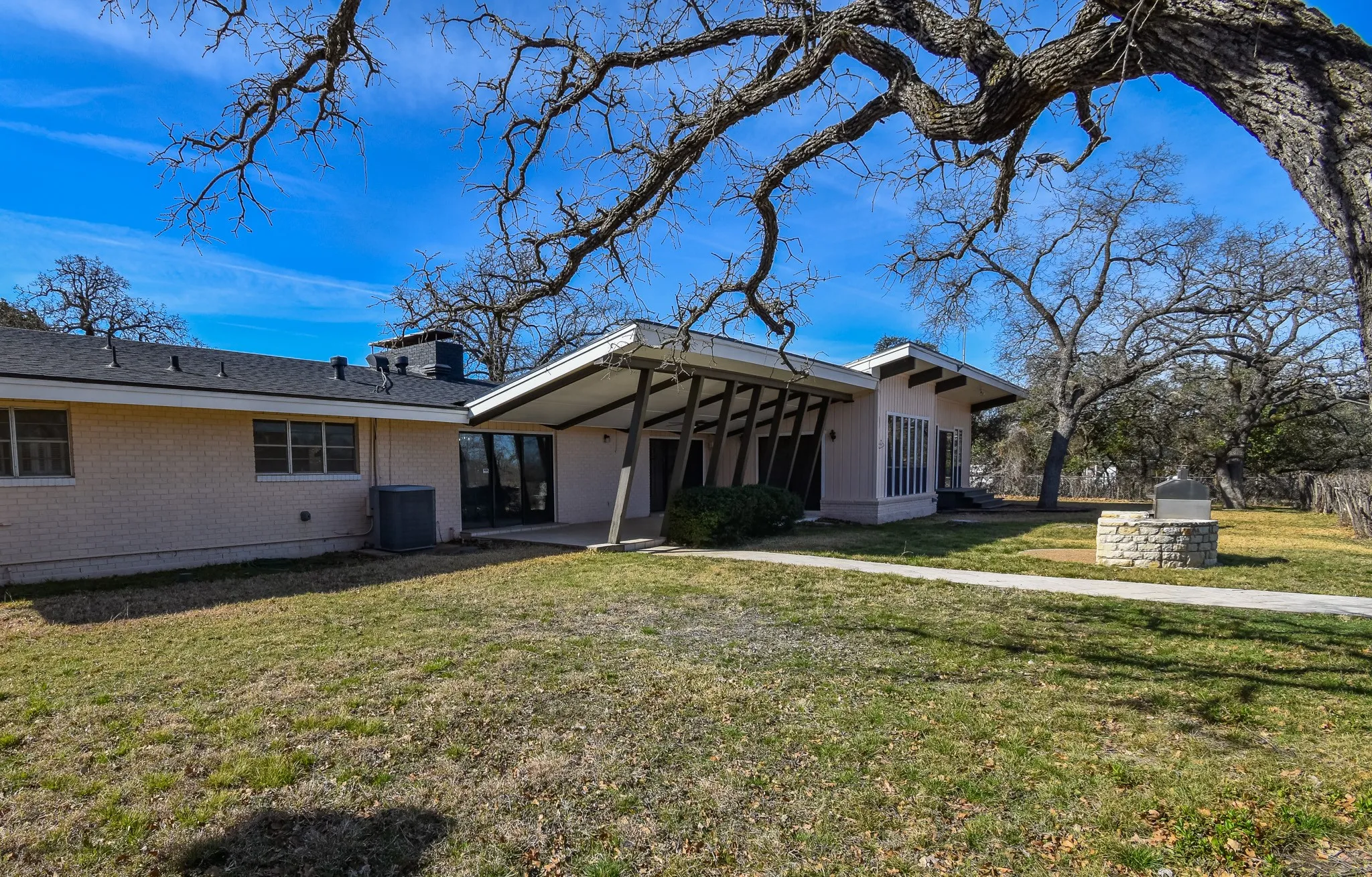 Single Family Residence For Sale in Mc Culloch County , 1124 W 6th, Brady, Texas 76825, 4 Bedroom, 4 Bathroom, 4 Garage spaces, 3,404 Sqft, built in 1960, mls#21325232, Real Estate Agent in Brady, Homes For Sale in Mc Culloch county, Homes For Sale in Brady, Realtor in Brady Texas, Real Estate Brokerage Independent Realty Texas, Luminita Cordes Realtor