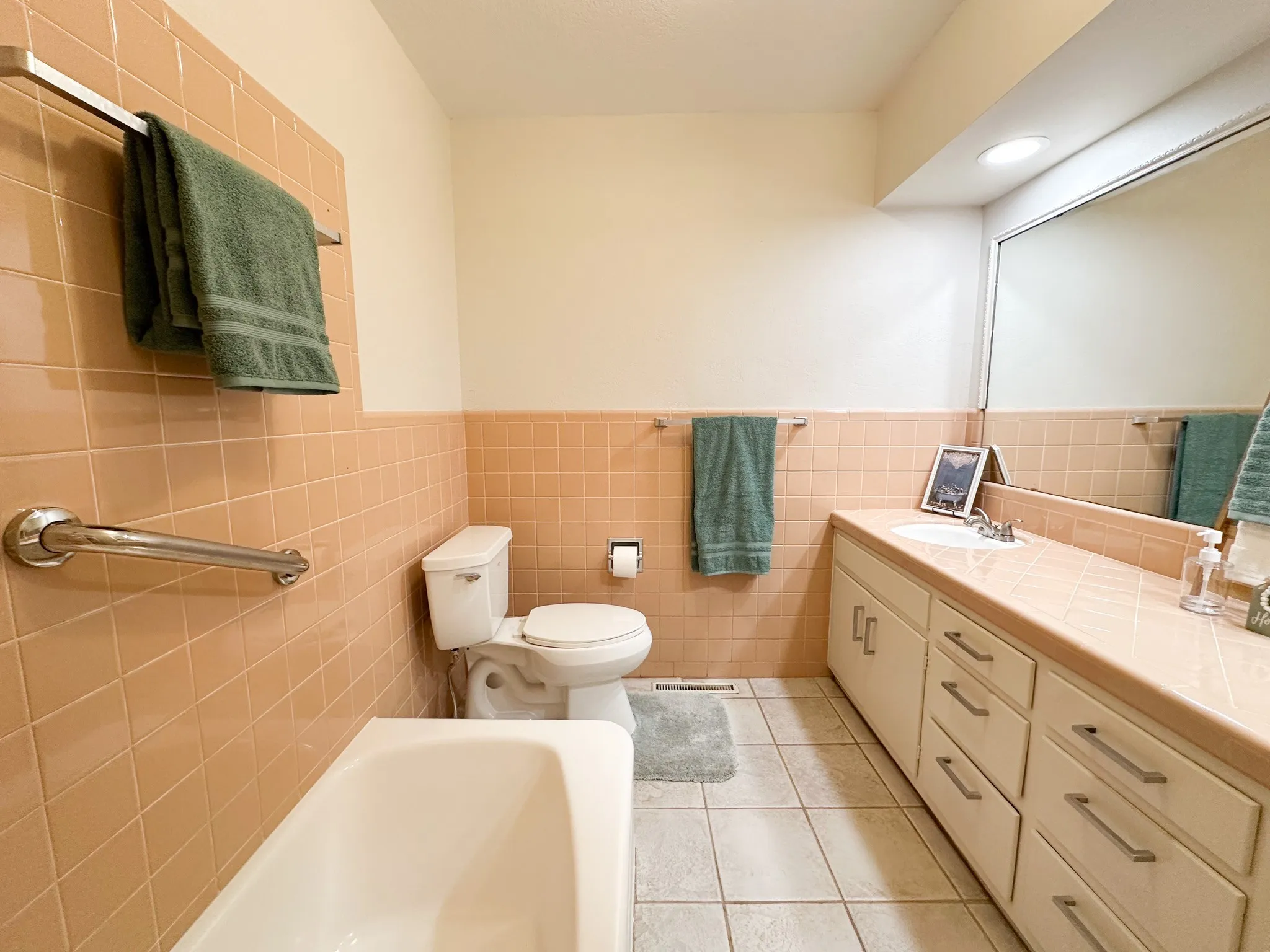 Single Family Residence For Sale in Mc Culloch County , 1124 W 6th, Brady, Texas 76825, 4 Bedroom, 4 Bathroom, 4 Garage spaces, 3,404 Sqft, built in 1960, mls#21325232, Real Estate Agent in Brady, Homes For Sale in Mc Culloch county, Homes For Sale in Brady, Realtor in Brady Texas, Real Estate Brokerage Independent Realty Texas, Luminita Cordes Realtor