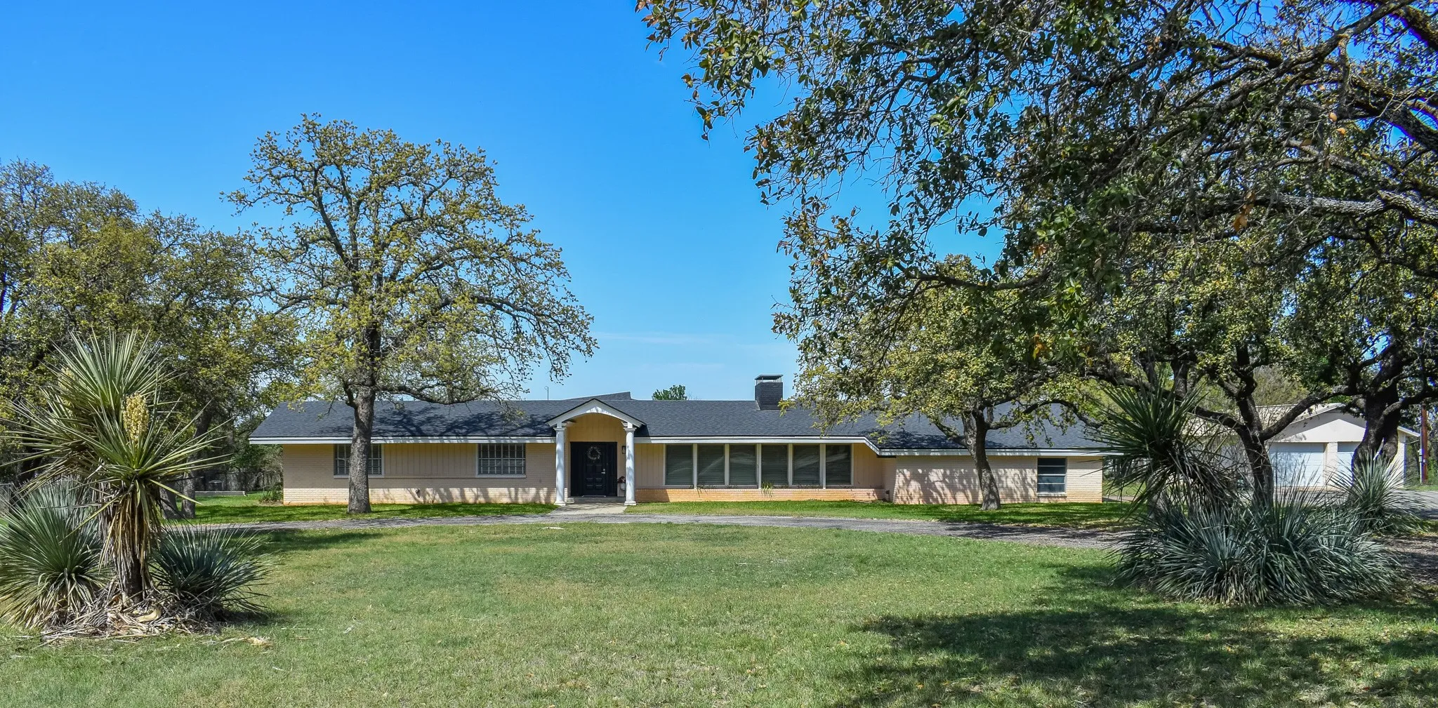 Single Family Residence For Sale in Mc Culloch County , 1124 W 6th, Brady, Texas 76825, 4 Bedroom, 4 Bathroom, 4 Garage spaces, 3,404 Sqft, built in 1960, mls#21325232, Real Estate Agent in Brady, Homes For Sale in Mc Culloch county, Homes For Sale in Brady, Realtor in Brady Texas, Real Estate Brokerage Independent Realty Texas, Luminita Cordes Realtor