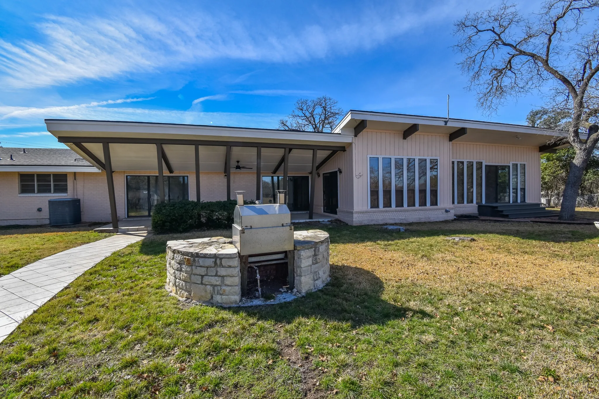 Single Family Residence For Sale in Mc Culloch County , 1124 W 6th, Brady, Texas 76825, 4 Bedroom, 4 Bathroom, 4 Garage spaces, 3,404 Sqft, built in 1960, mls#21325232, Real Estate Agent in Brady, Homes For Sale in Mc Culloch county, Homes For Sale in Brady, Realtor in Brady Texas, Real Estate Brokerage Independent Realty Texas, Luminita Cordes Realtor