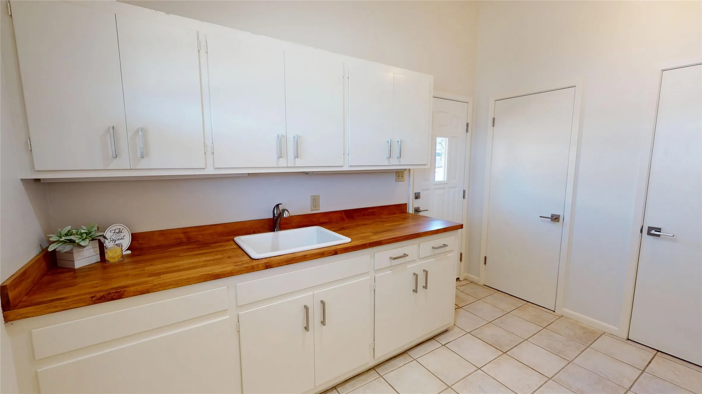 Single Family Residence For Sale in Mc Culloch County , 1124 W 6th, Brady, Texas 76825, 4 Bedroom, 4 Bathroom, 4 Garage spaces, 3,404 Sqft, built in 1960, mls#21325232, Real Estate Agent in Brady, Homes For Sale in Mc Culloch county, Homes For Sale in Brady, Realtor in Brady Texas, Real Estate Brokerage Independent Realty Texas, Luminita Cordes Realtor