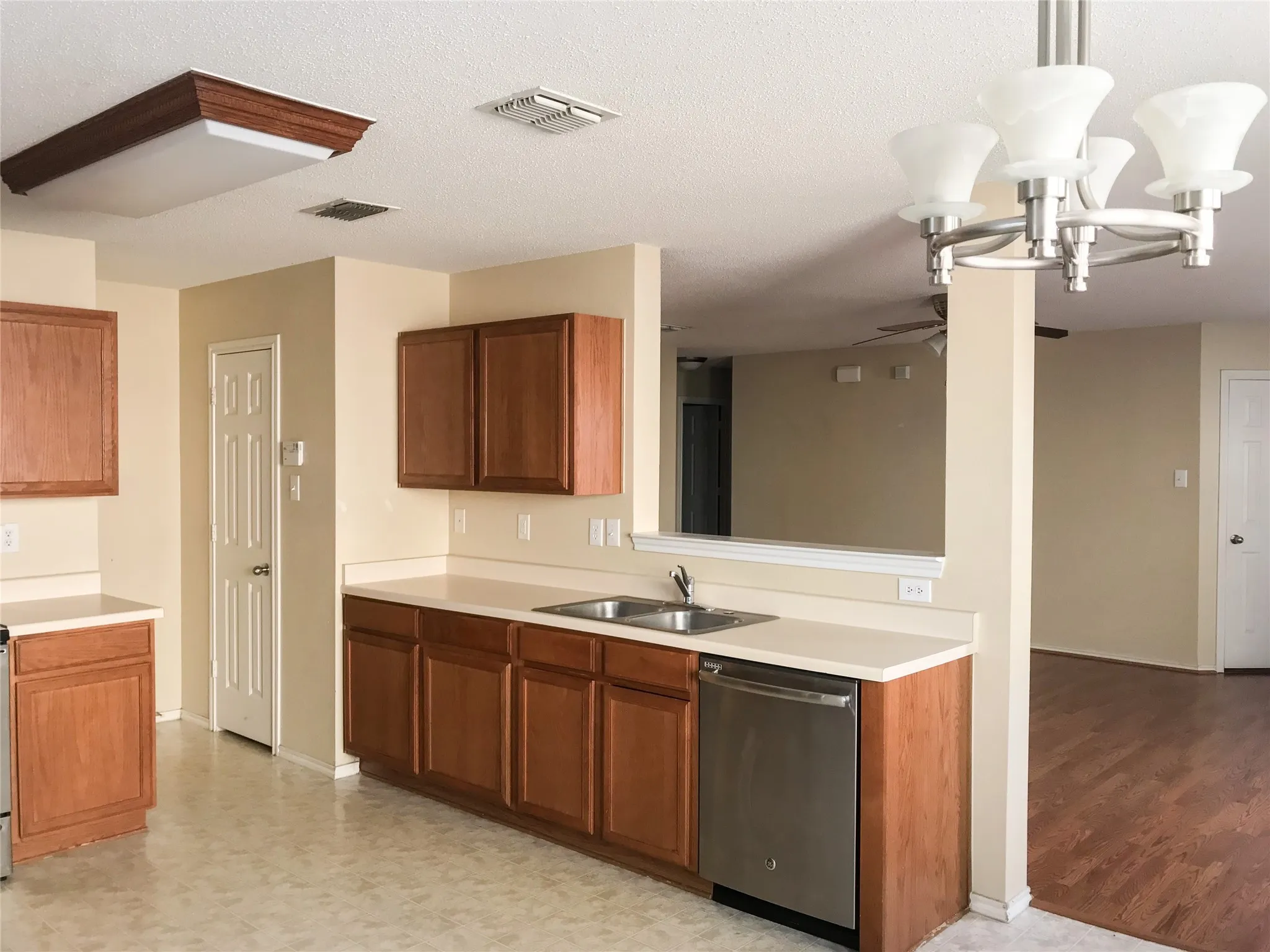 Single Family Residence For Rent in Rockwall County , 3097 Coolwood Lane, Rockwall, Texas 75032, 3 Bedroom, 2 Bathroom, 2 Garage spaces, 1,603 Sqft, built in 2005, mls#21307319, Real Estate Agent in Rockwall, Homes For Rent in Rockwall county, Homes For Rent in Rockwall, Realtor in Rockwall Texas, Real Estate Brokerage Independent Realty Texas, Luminita Cordes Realtor