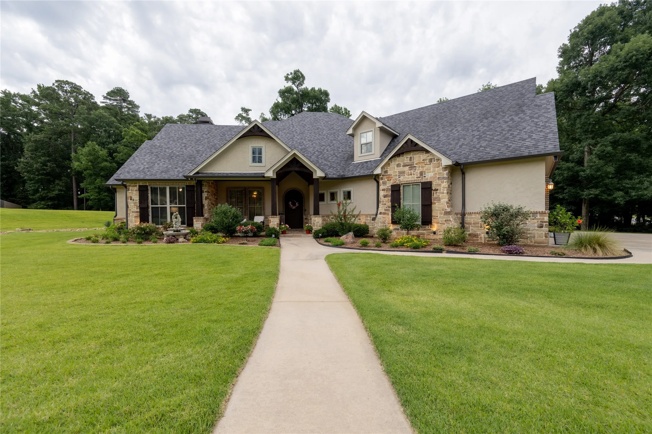 Single Family Residence For Sale in Gregg County , 4002 Shadow Ridge Lane, Longview, Texas 75605, 4 Bedroom, 4 Bathroom, 3 Garage spaces, 3,051 Sqft, built in 2016, mls#21325243, Real Estate Agent in Longview, Homes For Sale in Gregg county, Homes For Sale in Longview, Realtor in Longview Texas, Real Estate Brokerage Independent Realty Texas, Luminita Cordes Realtor