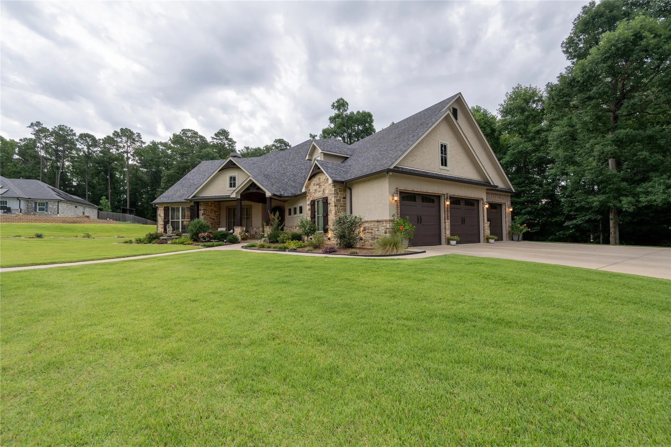 Single Family Residence For Sale in Gregg County , 4002 Shadow Ridge Lane, Longview, Texas 75605, 4 Bedroom, 4 Bathroom, 3 Garage spaces, 3,051 Sqft, built in 2016, mls#21325243, Real Estate Agent in Longview, Homes For Sale in Gregg county, Homes For Sale in Longview, Realtor in Longview Texas, Real Estate Brokerage Independent Realty Texas, Luminita Cordes Realtor