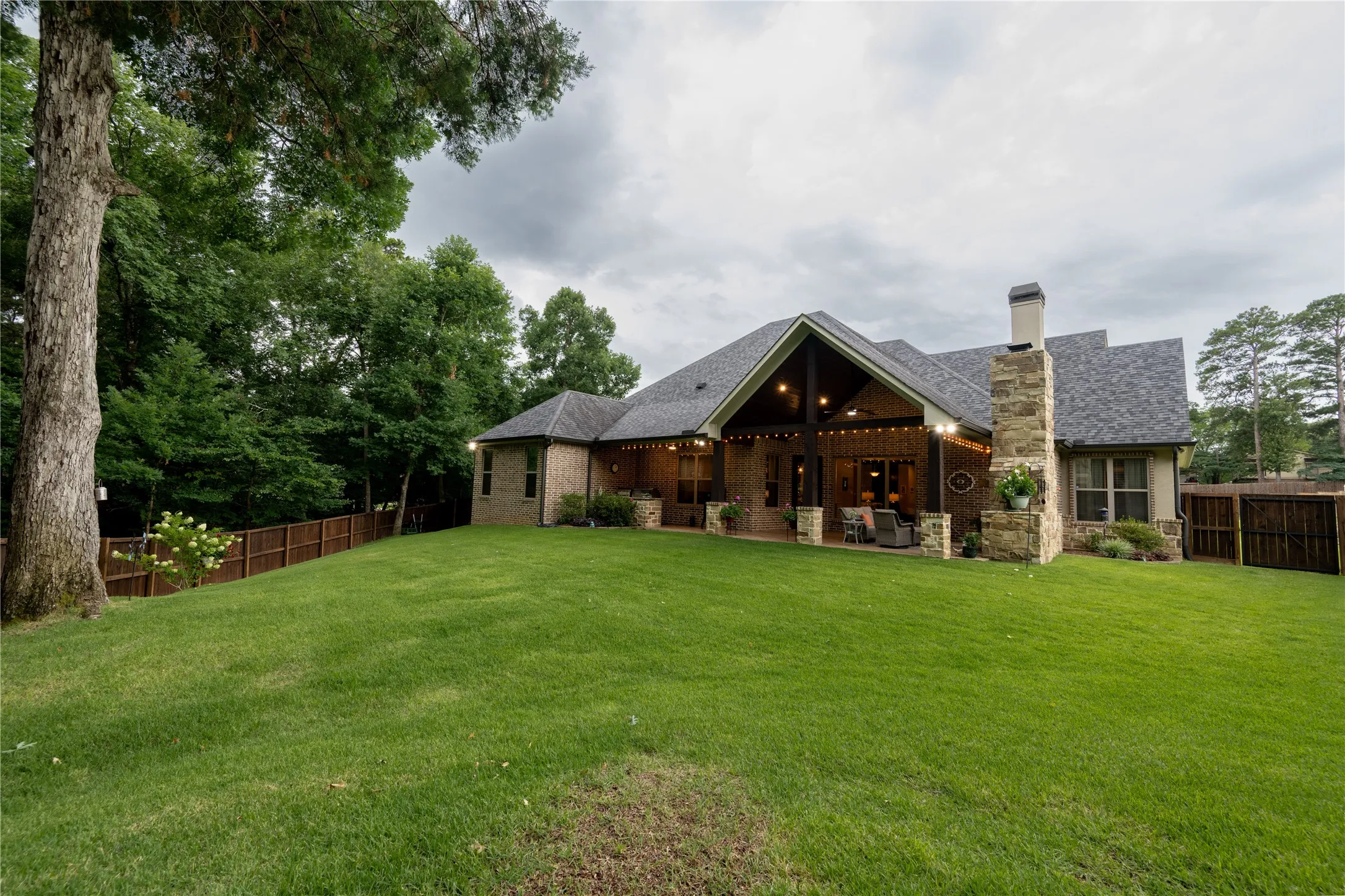 Single Family Residence For Sale in Gregg County , 4002 Shadow Ridge Lane, Longview, Texas 75605, 4 Bedroom, 4 Bathroom, 3 Garage spaces, 3,051 Sqft, built in 2016, mls#21325243, Real Estate Agent in Longview, Homes For Sale in Gregg county, Homes For Sale in Longview, Realtor in Longview Texas, Real Estate Brokerage Independent Realty Texas, Luminita Cordes Realtor