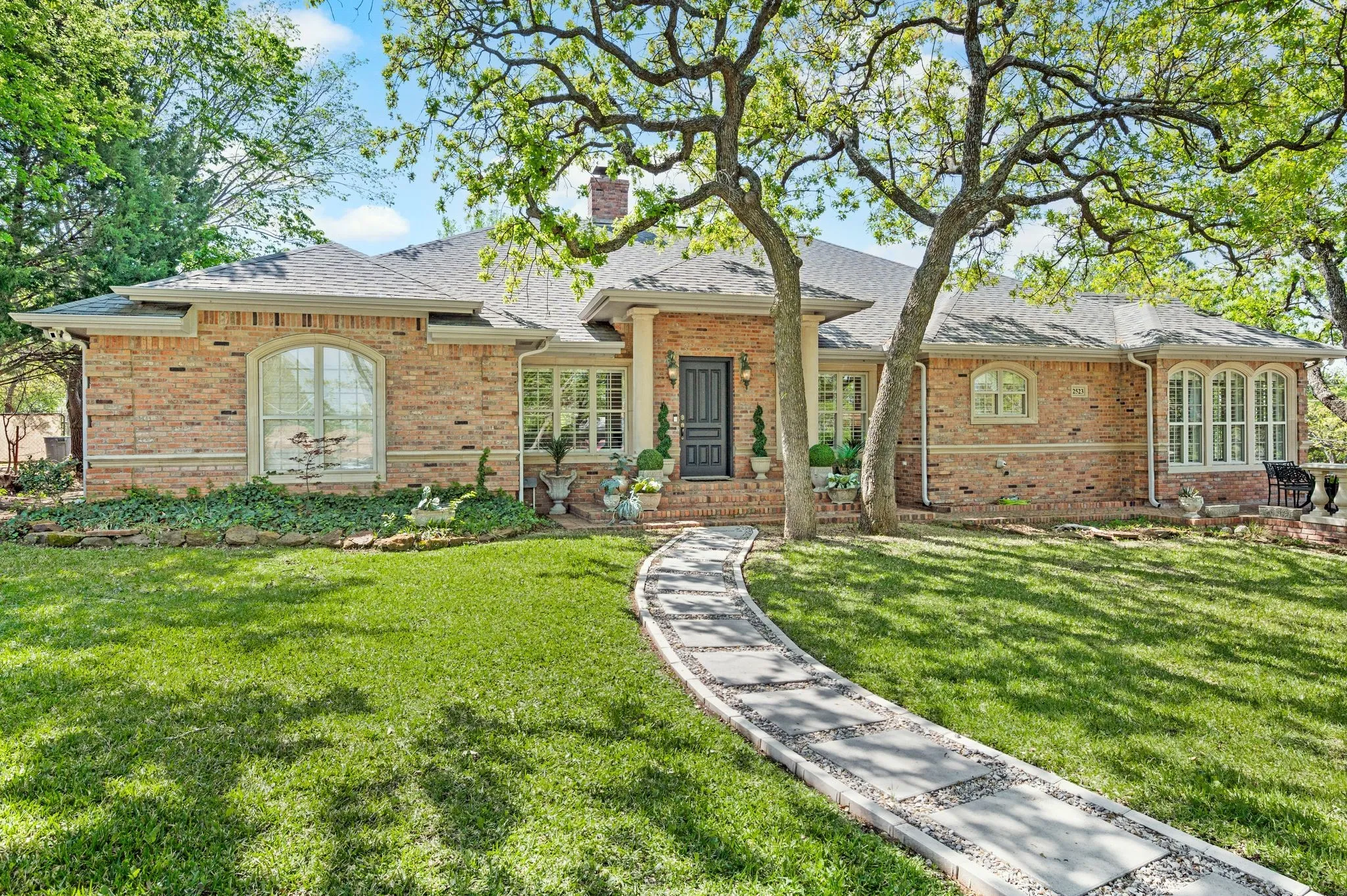 Single Family Residence For Sale in Tarrant County , 3716 Oakwood Drive, Grapevine, Texas 76051, 3 Bedroom, 3 Bathroom, 2 Garage spaces, 3,562 Sqft, built in 1960, mls#21324779, Real Estate Agent in Grapevine, Homes For Sale in Tarrant county, Homes For Sale in Grapevine, Realtor in Grapevine Texas, Real Estate Brokerage Independent Realty Texas, Luminita Cordes Realtor