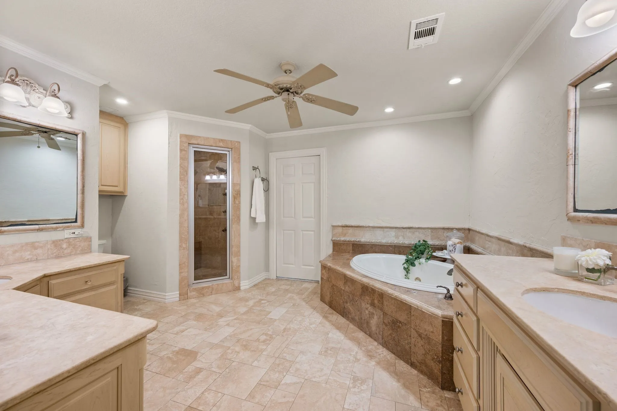 Single Family Residence For Sale in Tarrant County , 3716 Oakwood Drive, Grapevine, Texas 76051, 3 Bedroom, 3 Bathroom, 2 Garage spaces, 3,562 Sqft, built in 1960, mls#21324779, Real Estate Agent in Grapevine, Homes For Sale in Tarrant county, Homes For Sale in Grapevine, Realtor in Grapevine Texas, Real Estate Brokerage Independent Realty Texas, Luminita Cordes Realtor