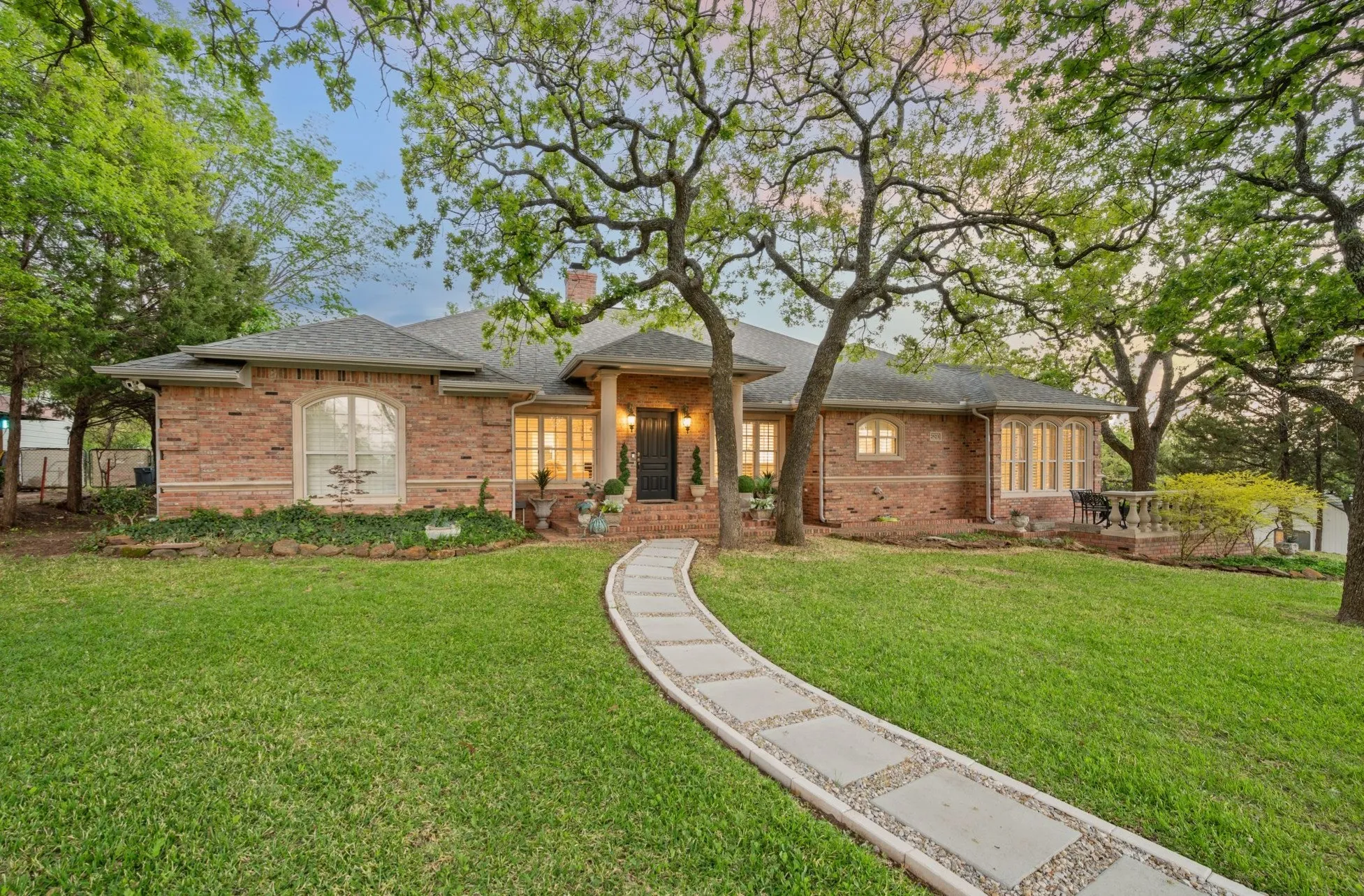 Single Family Residence For Sale in Tarrant County , 3716 Oakwood Drive, Grapevine, Texas 76051, 3 Bedroom, 3 Bathroom, 2 Garage spaces, 3,562 Sqft, built in 1960, mls#21324779, Real Estate Agent in Grapevine, Homes For Sale in Tarrant county, Homes For Sale in Grapevine, Realtor in Grapevine Texas, Real Estate Brokerage Independent Realty Texas, Luminita Cordes Realtor