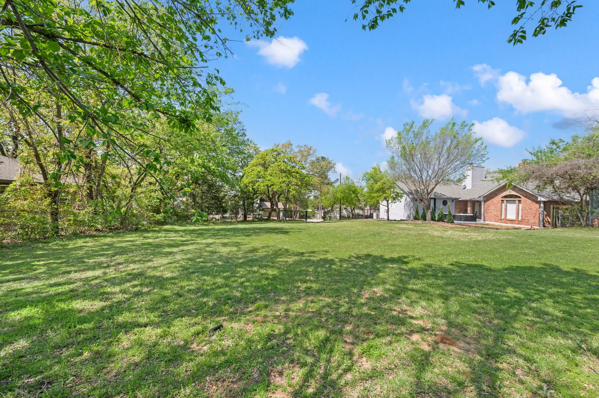 Single Family Residence For Sale in Tarrant County , 3716 Oakwood Drive, Grapevine, Texas 76051, 3 Bedroom, 3 Bathroom, 2 Garage spaces, 3,562 Sqft, built in 1960, mls#21324779, Real Estate Agent in Grapevine, Homes For Sale in Tarrant county, Homes For Sale in Grapevine, Realtor in Grapevine Texas, Real Estate Brokerage Independent Realty Texas, Luminita Cordes Realtor