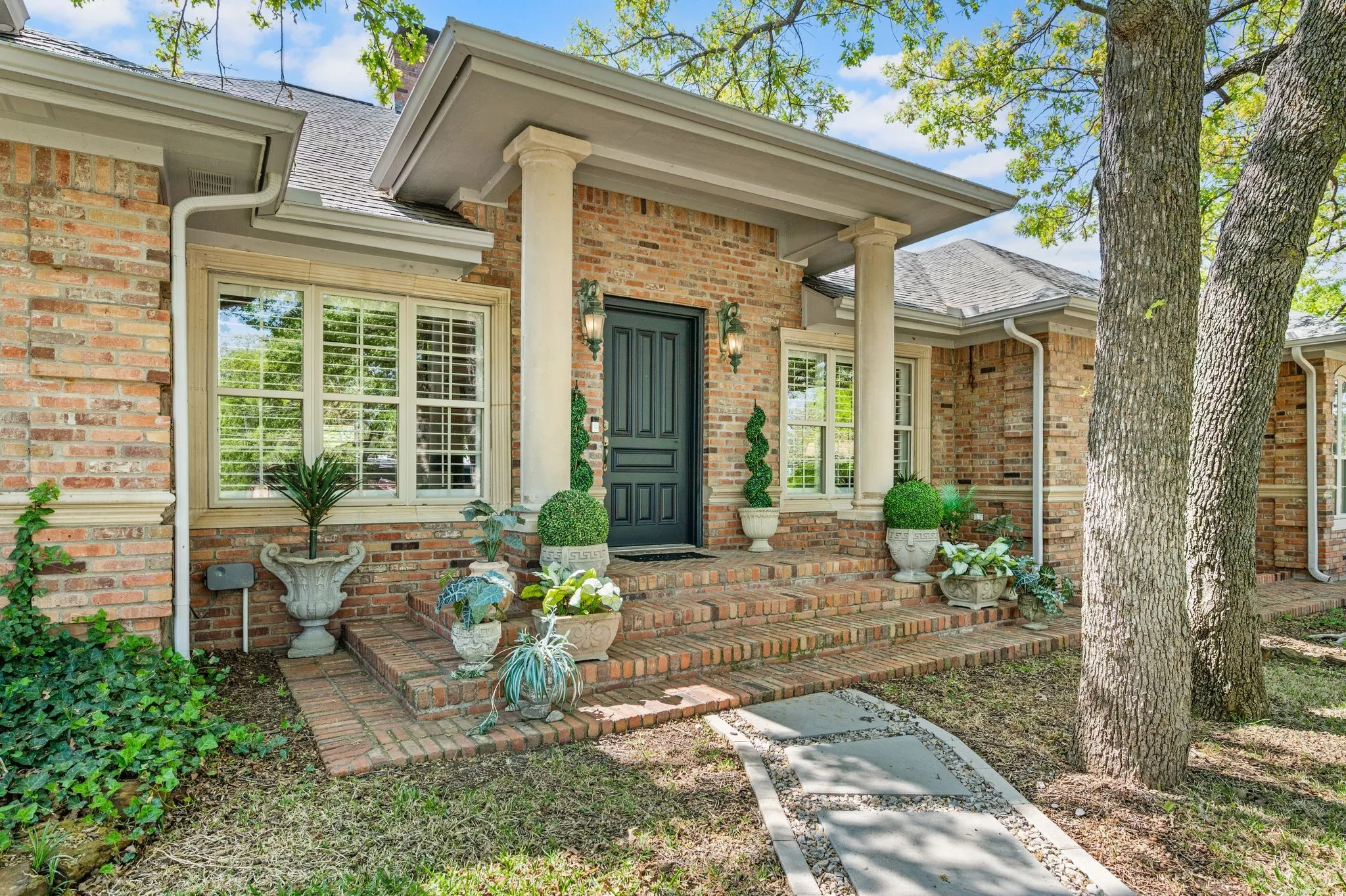 Single Family Residence For Sale in Tarrant County , 3716 Oakwood Drive, Grapevine, Texas 76051, 3 Bedroom, 3 Bathroom, 2 Garage spaces, 3,562 Sqft, built in 1960, mls#21324779, Real Estate Agent in Grapevine, Homes For Sale in Tarrant county, Homes For Sale in Grapevine, Realtor in Grapevine Texas, Real Estate Brokerage Independent Realty Texas, Luminita Cordes Realtor