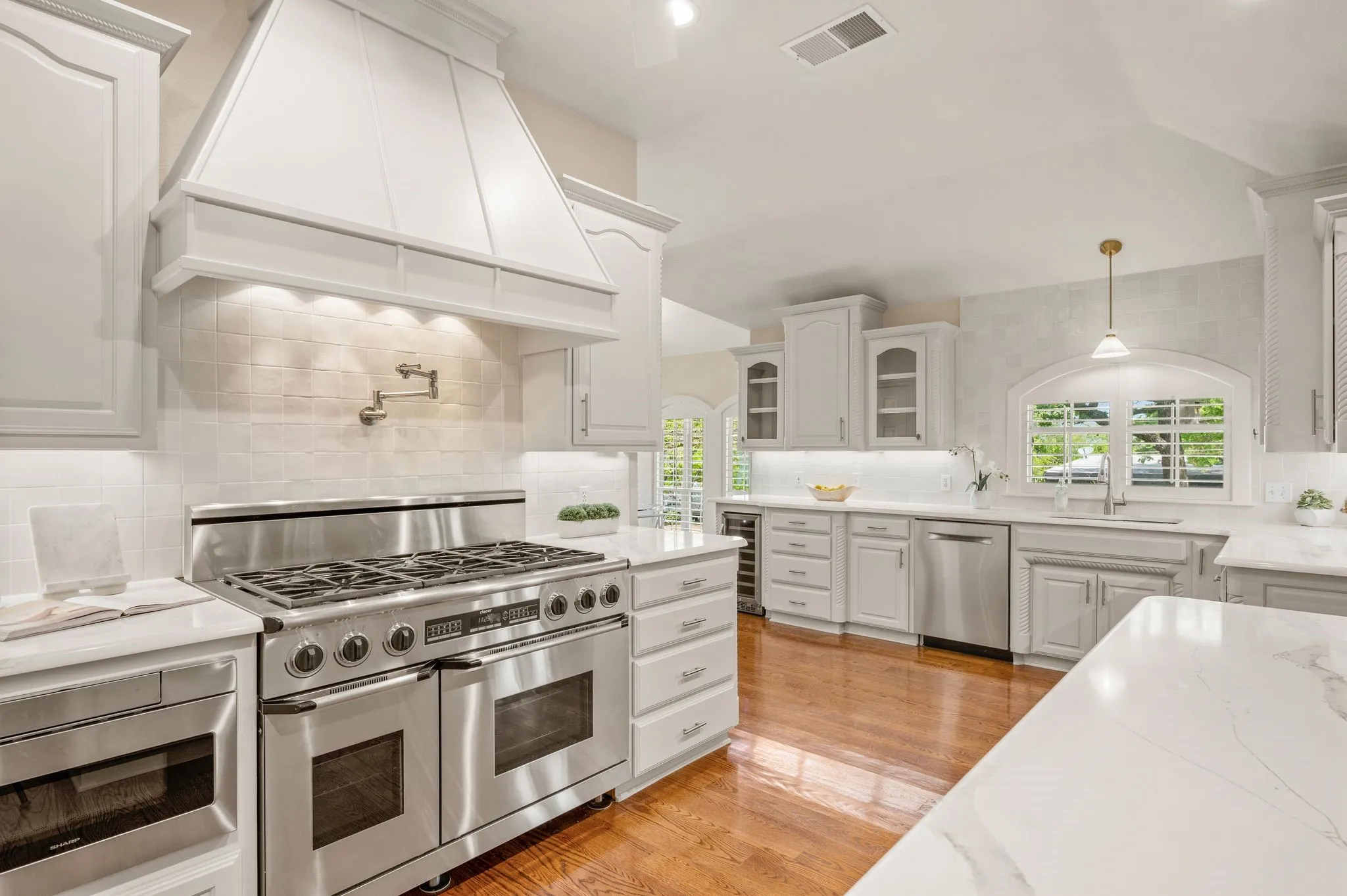 Single Family Residence For Sale in Tarrant County , 3716 Oakwood Drive, Grapevine, Texas 76051, 3 Bedroom, 3 Bathroom, 2 Garage spaces, 3,562 Sqft, built in 1960, mls#21324779, Real Estate Agent in Grapevine, Homes For Sale in Tarrant county, Homes For Sale in Grapevine, Realtor in Grapevine Texas, Real Estate Brokerage Independent Realty Texas, Luminita Cordes Realtor