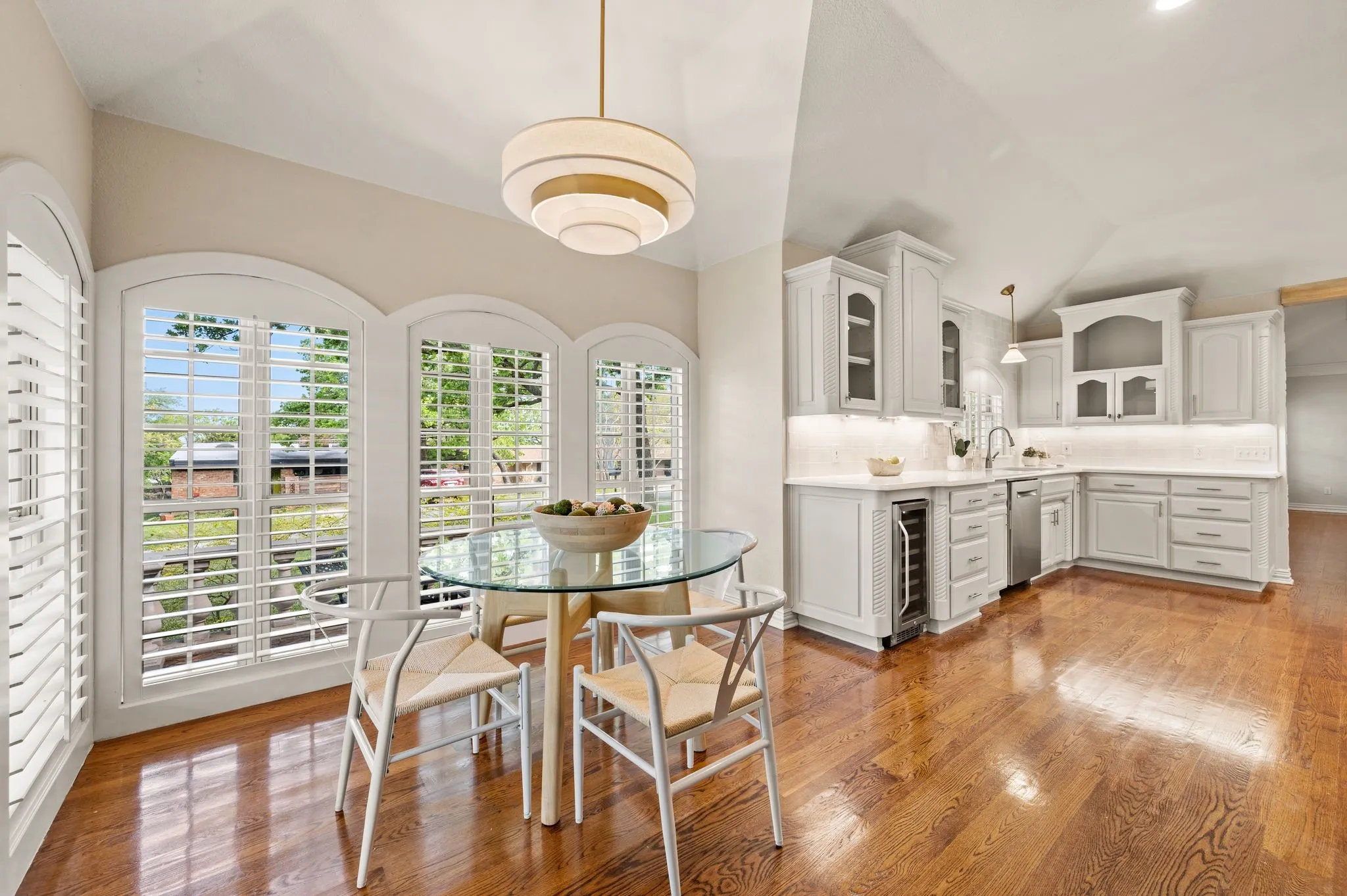 Single Family Residence For Sale in Tarrant County , 3716 Oakwood Drive, Grapevine, Texas 76051, 3 Bedroom, 3 Bathroom, 2 Garage spaces, 3,562 Sqft, built in 1960, mls#21324779, Real Estate Agent in Grapevine, Homes For Sale in Tarrant county, Homes For Sale in Grapevine, Realtor in Grapevine Texas, Real Estate Brokerage Independent Realty Texas, Luminita Cordes Realtor