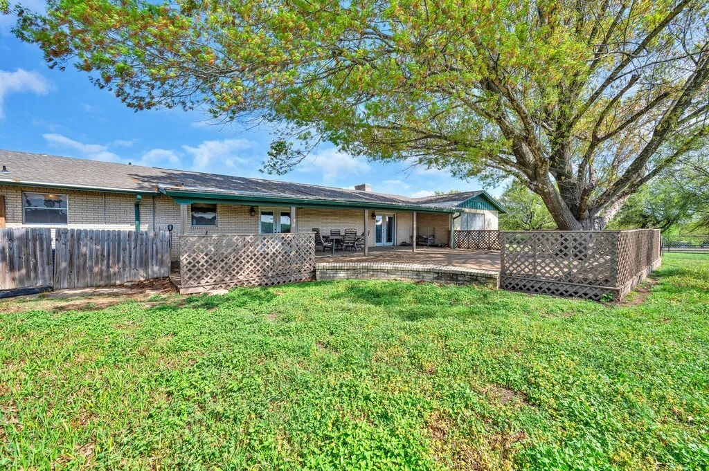 Single Family Residence For Sale in Mc Lennan County , 596 Saffle Road, Robinson, Texas 76706, 3 Bedroom, 3 Bathroom, 2 Garage spaces, 2,956 Sqft, built in 1972, mls#21325223, Real Estate Agent in Robinson, Homes For Sale in Mc Lennan county, Homes For Sale in Robinson, Realtor in Robinson Texas, Real Estate Brokerage Independent Realty Texas, Luminita Cordes Realtor
