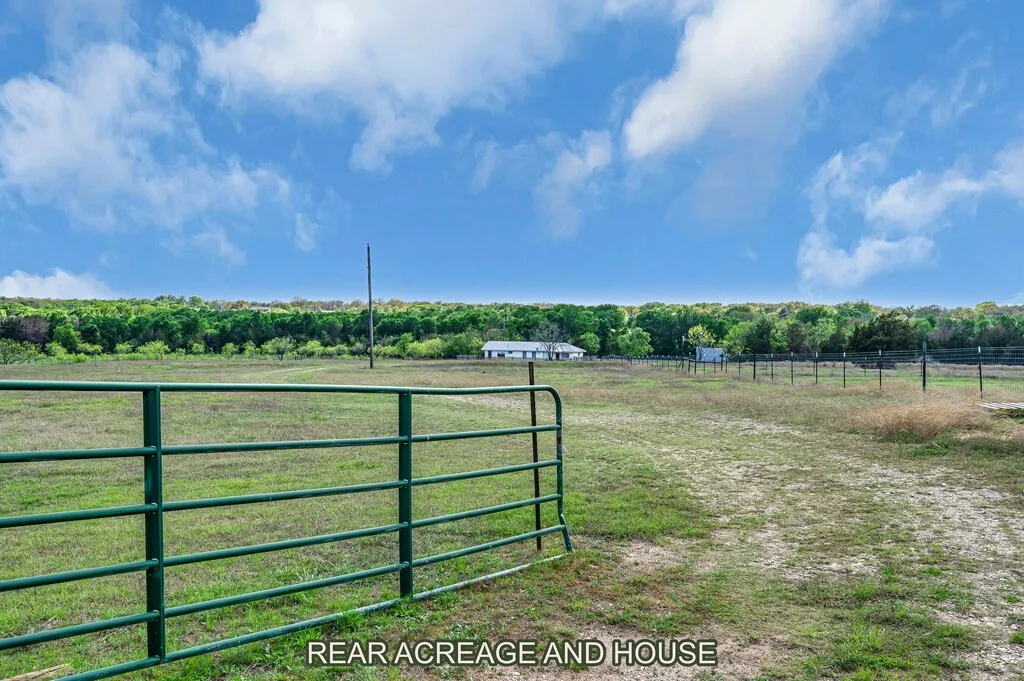 Single Family Residence For Sale in Mc Lennan County , 596 Saffle Road, Robinson, Texas 76706, 3 Bedroom, 3 Bathroom, 2 Garage spaces, 2,956 Sqft, built in 1972, mls#21325223, Real Estate Agent in Robinson, Homes For Sale in Mc Lennan county, Homes For Sale in Robinson, Realtor in Robinson Texas, Real Estate Brokerage Independent Realty Texas, Luminita Cordes Realtor