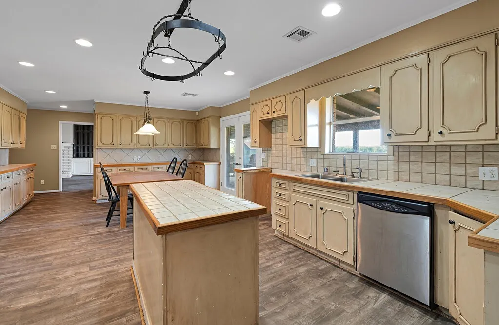 Single Family Residence For Sale in Mc Lennan County , 596 Saffle Road, Robinson, Texas 76706, 3 Bedroom, 3 Bathroom, 2 Garage spaces, 2,956 Sqft, built in 1972, mls#21325223, Real Estate Agent in Robinson, Homes For Sale in Mc Lennan county, Homes For Sale in Robinson, Realtor in Robinson Texas, Real Estate Brokerage Independent Realty Texas, Luminita Cordes Realtor