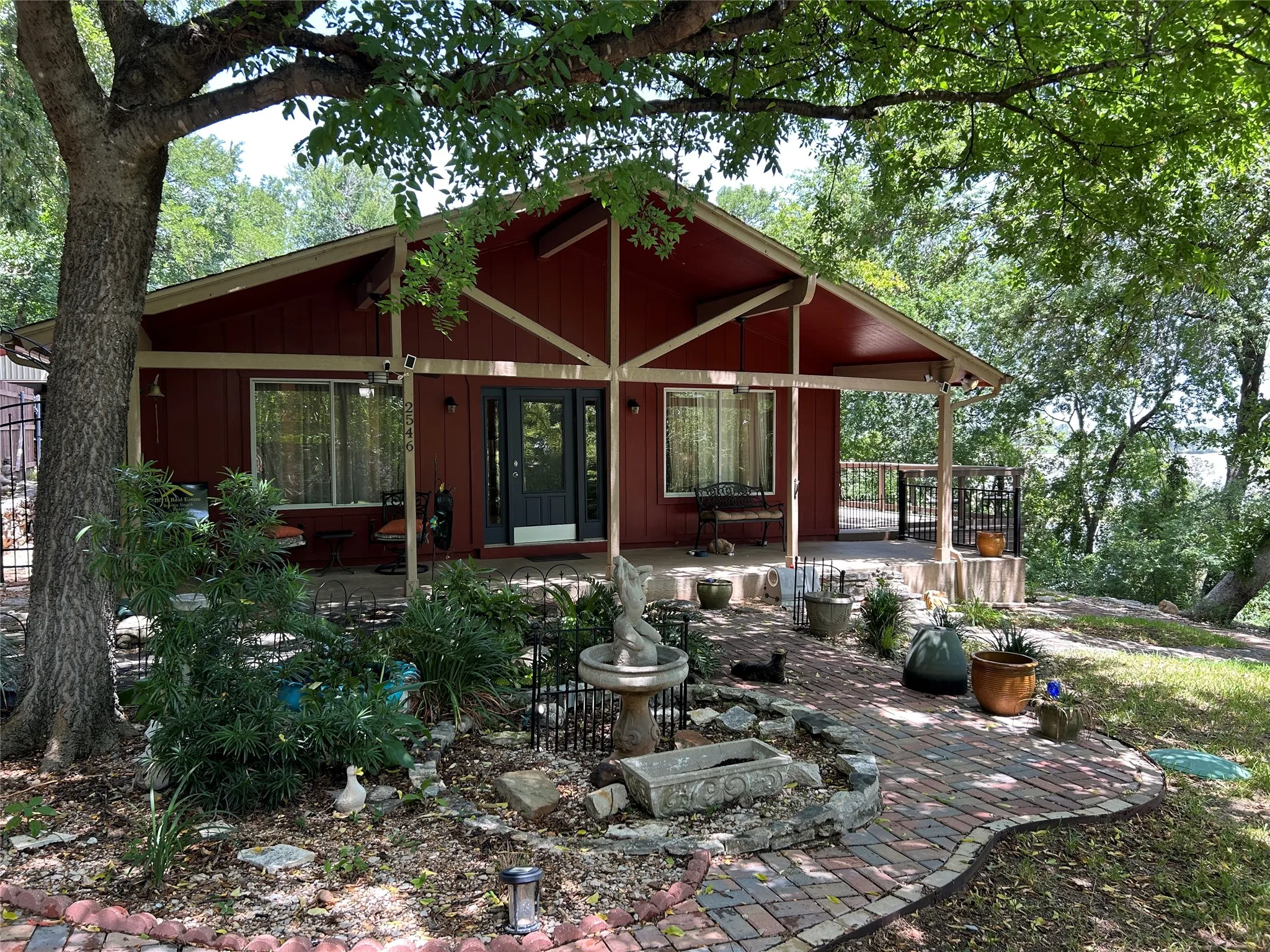 Single Family Residence For Sale in Hood County , 2546 Rockcliff Court, Granbury, Texas 76048, 2 Bedroom, 2 Bathroom, 2 Garage spaces, 1,477 Sqft, built in 1984, Price $370,000, mls#21322432, Real Estate Agent in Granbury, Homes For Sale in Hood county, Homes For Sale in Granbury, Realtor in Granbury Texas, Real Estate Brokerage Independent Realty Texas, Luminita Cordes Realtor