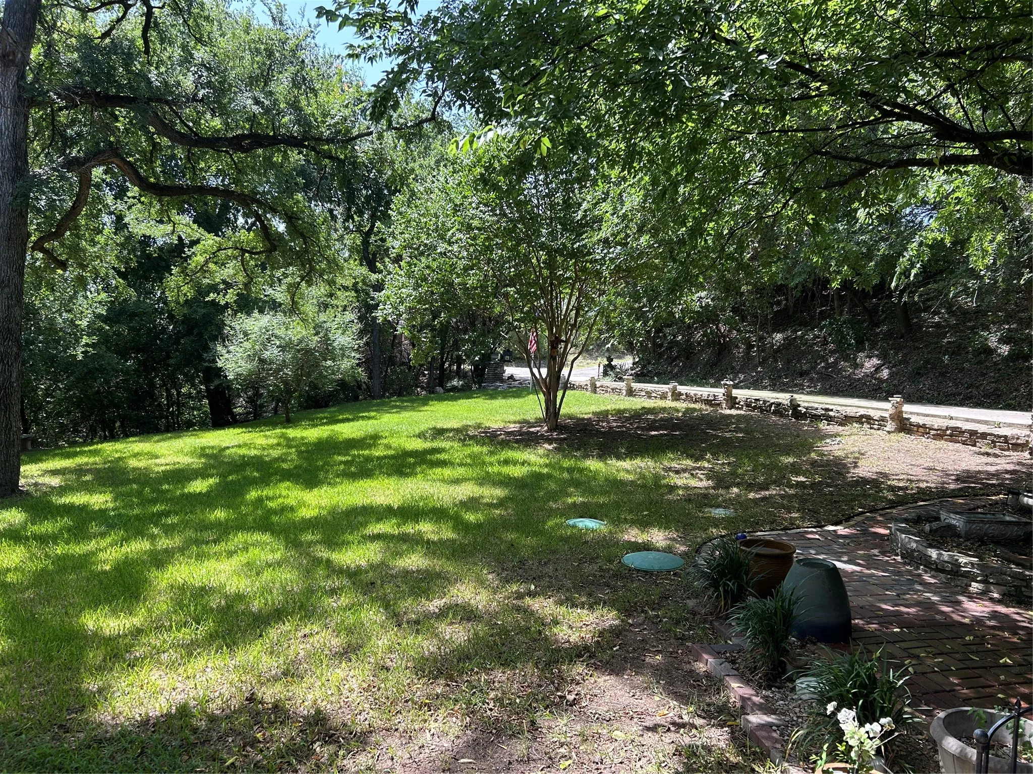 Single Family Residence For Sale in Hood County , 2546 Rockcliff Court, Granbury, Texas 76048, 2 Bedroom, 2 Bathroom, 2 Garage spaces, 1,477 Sqft, built in 1984, Price $370,000, mls#21322432, Real Estate Agent in Granbury, Homes For Sale in Hood county, Homes For Sale in Granbury, Realtor in Granbury Texas, Real Estate Brokerage Independent Realty Texas, Luminita Cordes Realtor