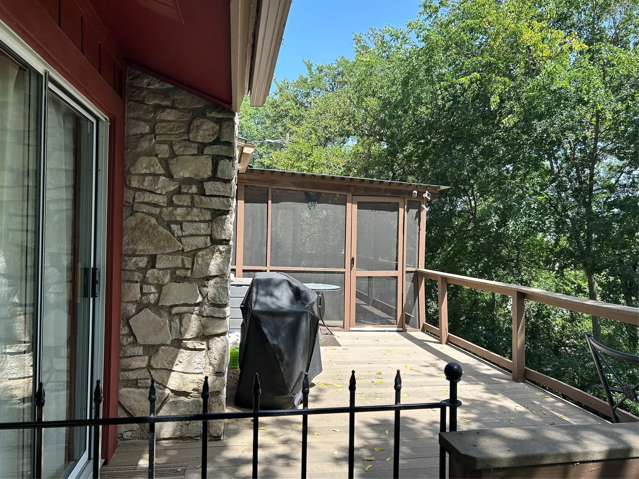 Single Family Residence For Sale in Hood County , 2546 Rockcliff Court, Granbury, Texas 76048, 2 Bedroom, 2 Bathroom, 2 Garage spaces, 1,477 Sqft, built in 1984, Price $370,000, mls#21322432, Real Estate Agent in Granbury, Homes For Sale in Hood county, Homes For Sale in Granbury, Realtor in Granbury Texas, Real Estate Brokerage Independent Realty Texas, Luminita Cordes Realtor
