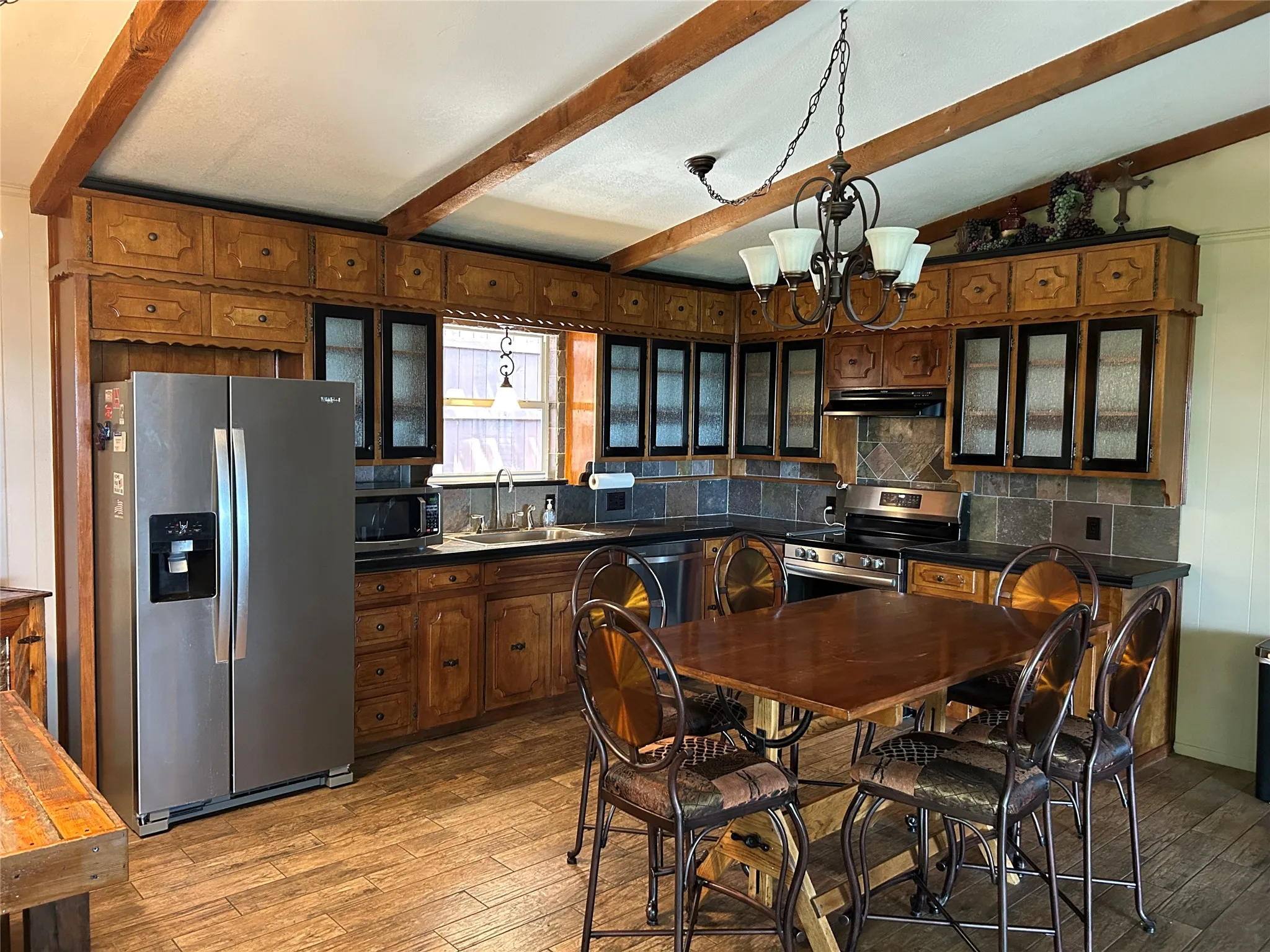 Single Family Residence For Sale in Hood County , 2546 Rockcliff Court, Granbury, Texas 76048, 2 Bedroom, 2 Bathroom, 2 Garage spaces, 1,477 Sqft, built in 1984, Price $370,000, mls#21322432, Real Estate Agent in Granbury, Homes For Sale in Hood county, Homes For Sale in Granbury, Realtor in Granbury Texas, Real Estate Brokerage Independent Realty Texas, Luminita Cordes Realtor