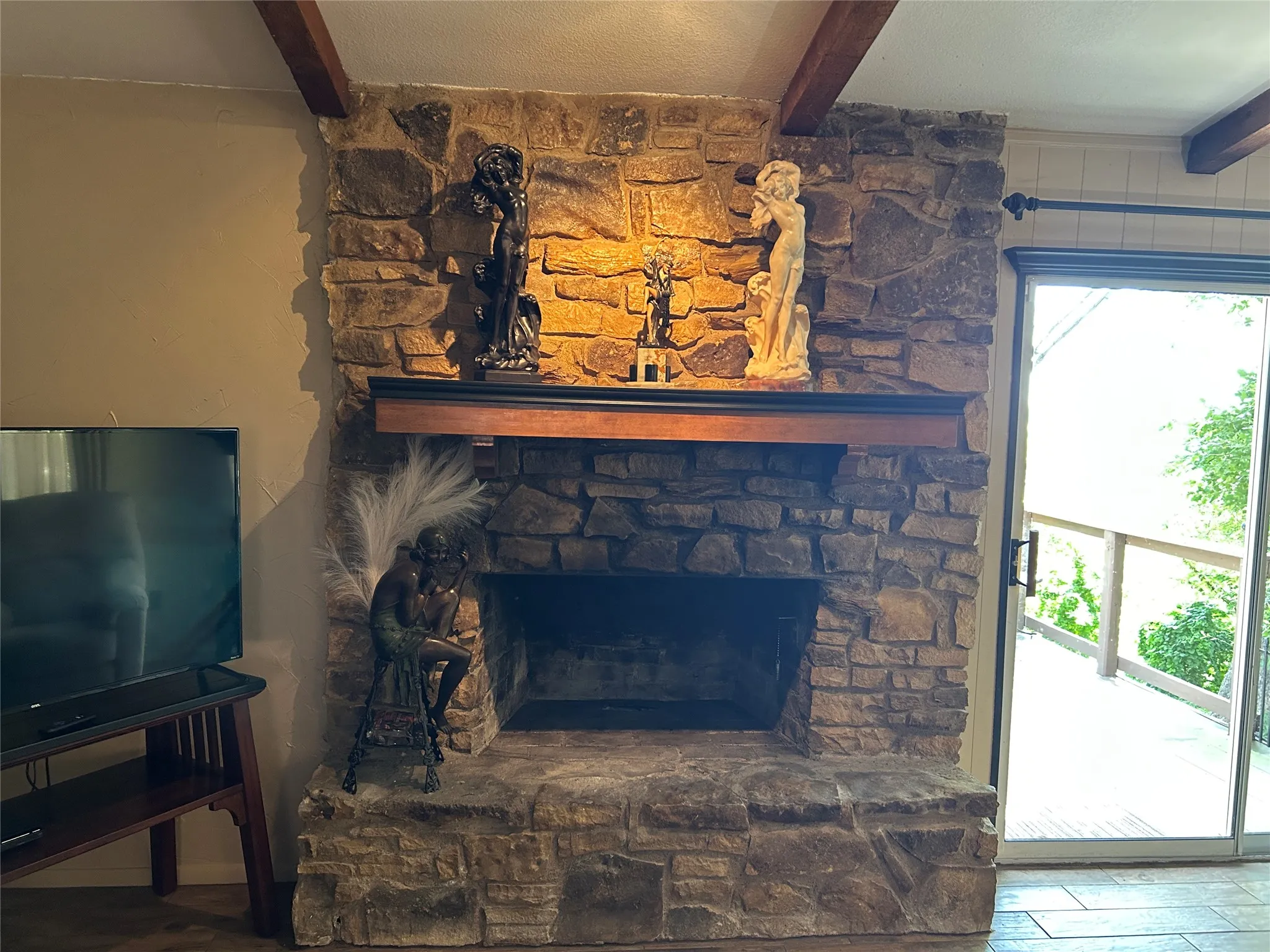 Single Family Residence For Sale in Hood County , 2546 Rockcliff Court, Granbury, Texas 76048, 2 Bedroom, 2 Bathroom, 2 Garage spaces, 1,477 Sqft, built in 1984, Price $370,000, mls#21322432, Real Estate Agent in Granbury, Homes For Sale in Hood county, Homes For Sale in Granbury, Realtor in Granbury Texas, Real Estate Brokerage Independent Realty Texas, Luminita Cordes Realtor