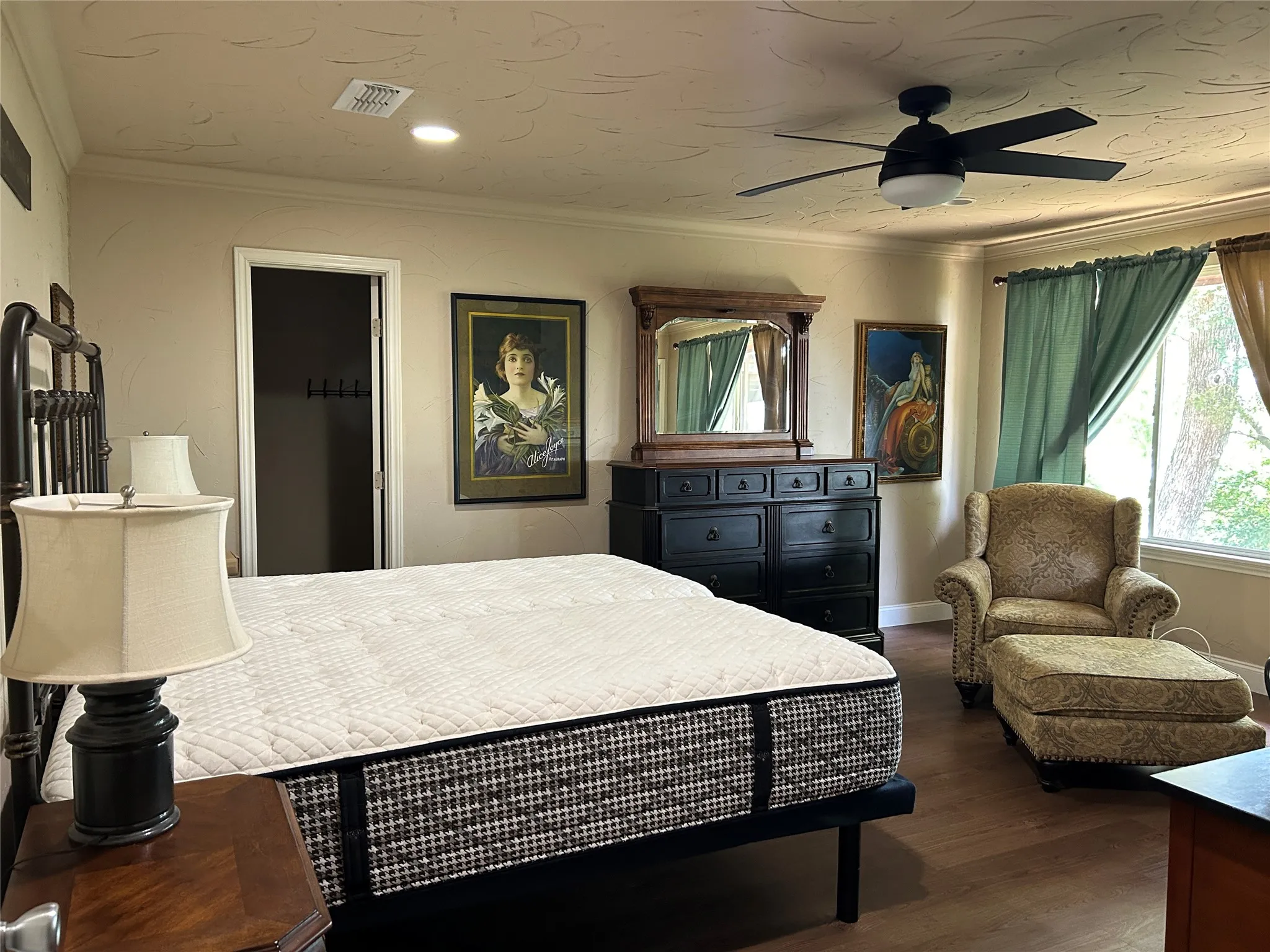 Single Family Residence For Sale in Hood County , 2546 Rockcliff Court, Granbury, Texas 76048, 2 Bedroom, 2 Bathroom, 2 Garage spaces, 1,477 Sqft, built in 1984, Price $370,000, mls#21322432, Real Estate Agent in Granbury, Homes For Sale in Hood county, Homes For Sale in Granbury, Realtor in Granbury Texas, Real Estate Brokerage Independent Realty Texas, Luminita Cordes Realtor