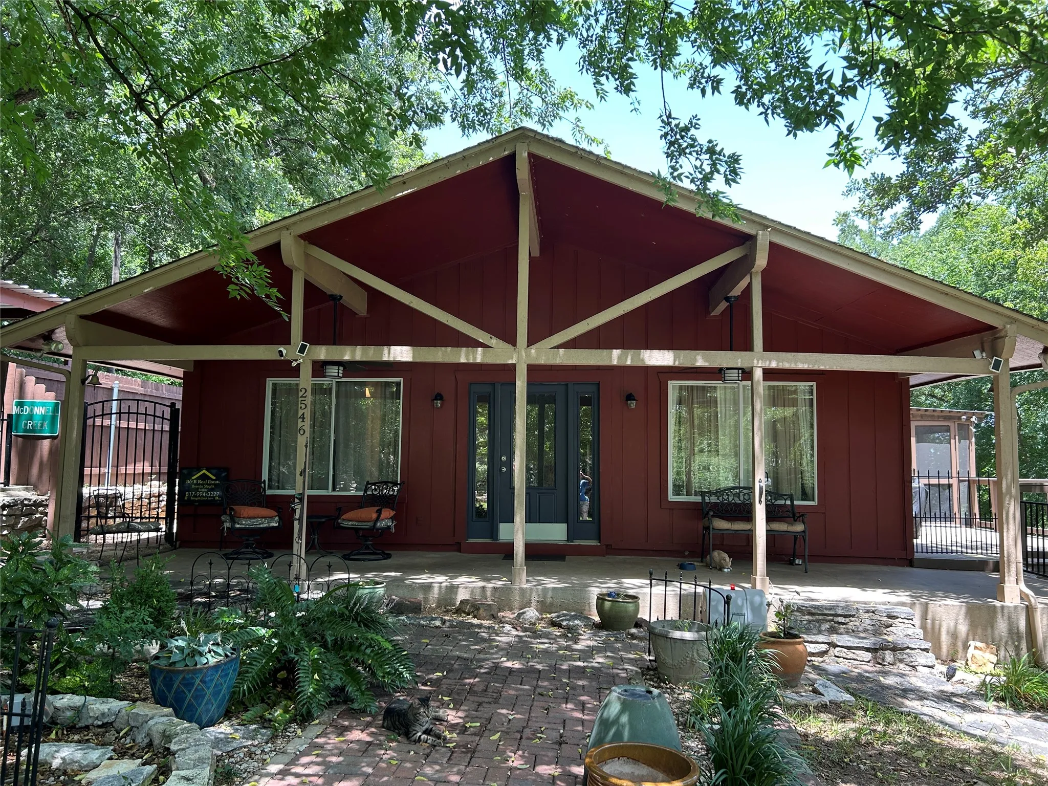 Single Family Residence For Sale in Hood County , 2546 Rockcliff Court, Granbury, Texas 76048, 2 Bedroom, 2 Bathroom, 2 Garage spaces, 1,477 Sqft, built in 1984, Price $370,000, mls#21322432, Real Estate Agent in Granbury, Homes For Sale in Hood county, Homes For Sale in Granbury, Realtor in Granbury Texas, Real Estate Brokerage Independent Realty Texas, Luminita Cordes Realtor