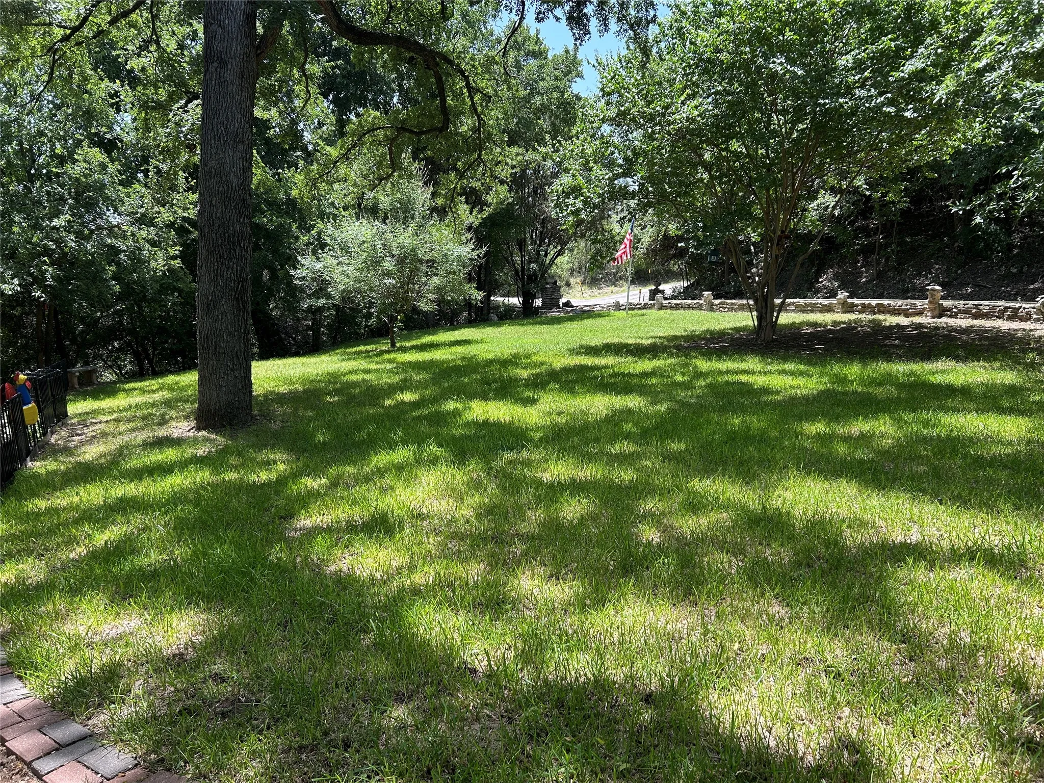 Single Family Residence For Sale in Hood County , 2546 Rockcliff Court, Granbury, Texas 76048, 2 Bedroom, 2 Bathroom, 2 Garage spaces, 1,477 Sqft, built in 1984, Price $370,000, mls#21322432, Real Estate Agent in Granbury, Homes For Sale in Hood county, Homes For Sale in Granbury, Realtor in Granbury Texas, Real Estate Brokerage Independent Realty Texas, Luminita Cordes Realtor