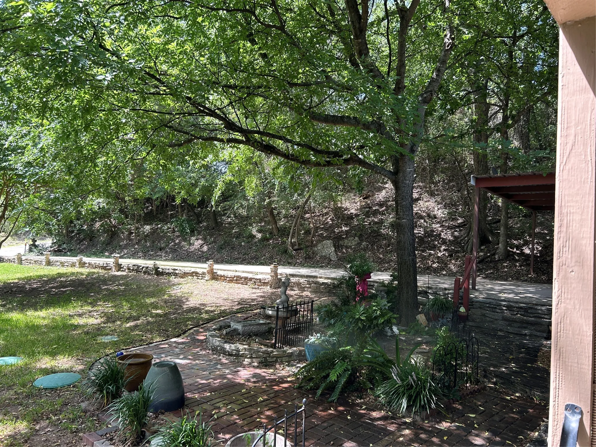 Single Family Residence For Sale in Hood County , 2546 Rockcliff Court, Granbury, Texas 76048, 2 Bedroom, 2 Bathroom, 2 Garage spaces, 1,477 Sqft, built in 1984, Price $370,000, mls#21322432, Real Estate Agent in Granbury, Homes For Sale in Hood county, Homes For Sale in Granbury, Realtor in Granbury Texas, Real Estate Brokerage Independent Realty Texas, Luminita Cordes Realtor