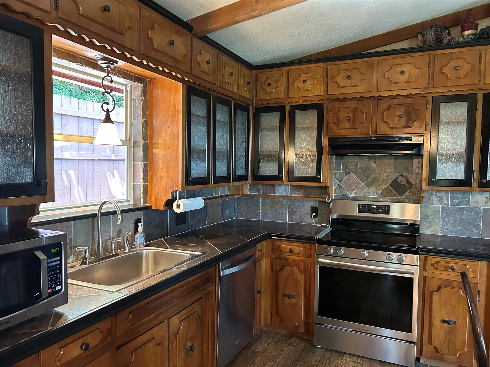 Single Family Residence For Sale in Hood County , 2546 Rockcliff Court, Granbury, Texas 76048, 2 Bedroom, 2 Bathroom, 2 Garage spaces, 1,477 Sqft, built in 1984, Price $370,000, mls#21322432, Real Estate Agent in Granbury, Homes For Sale in Hood county, Homes For Sale in Granbury, Realtor in Granbury Texas, Real Estate Brokerage Independent Realty Texas, Luminita Cordes Realtor