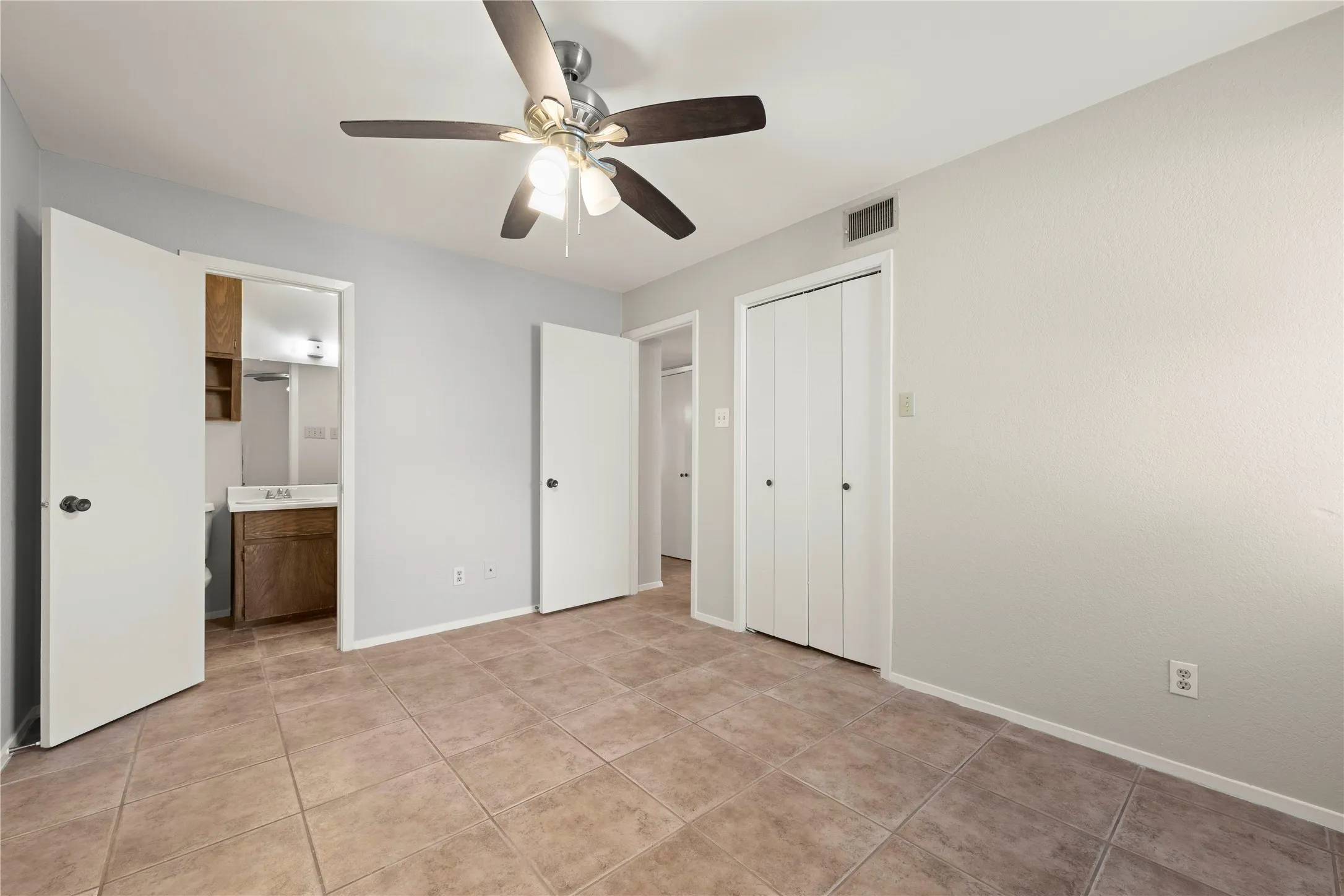 Condominium For Sale in Mc Lennan County , 1214 Baylor Avenue 111, Waco, Texas 76706, 2 Bedroom, 2 Bathroom, Garage spaces, 832 Sqft, built in 1983, mls#21323508, Real Estate Agent in Waco, Homes For Sale in Mc Lennan county, Homes For Sale in Waco, Realtor in Waco Texas, Real Estate Brokerage Independent Realty Texas, Luminita Cordes Realtor