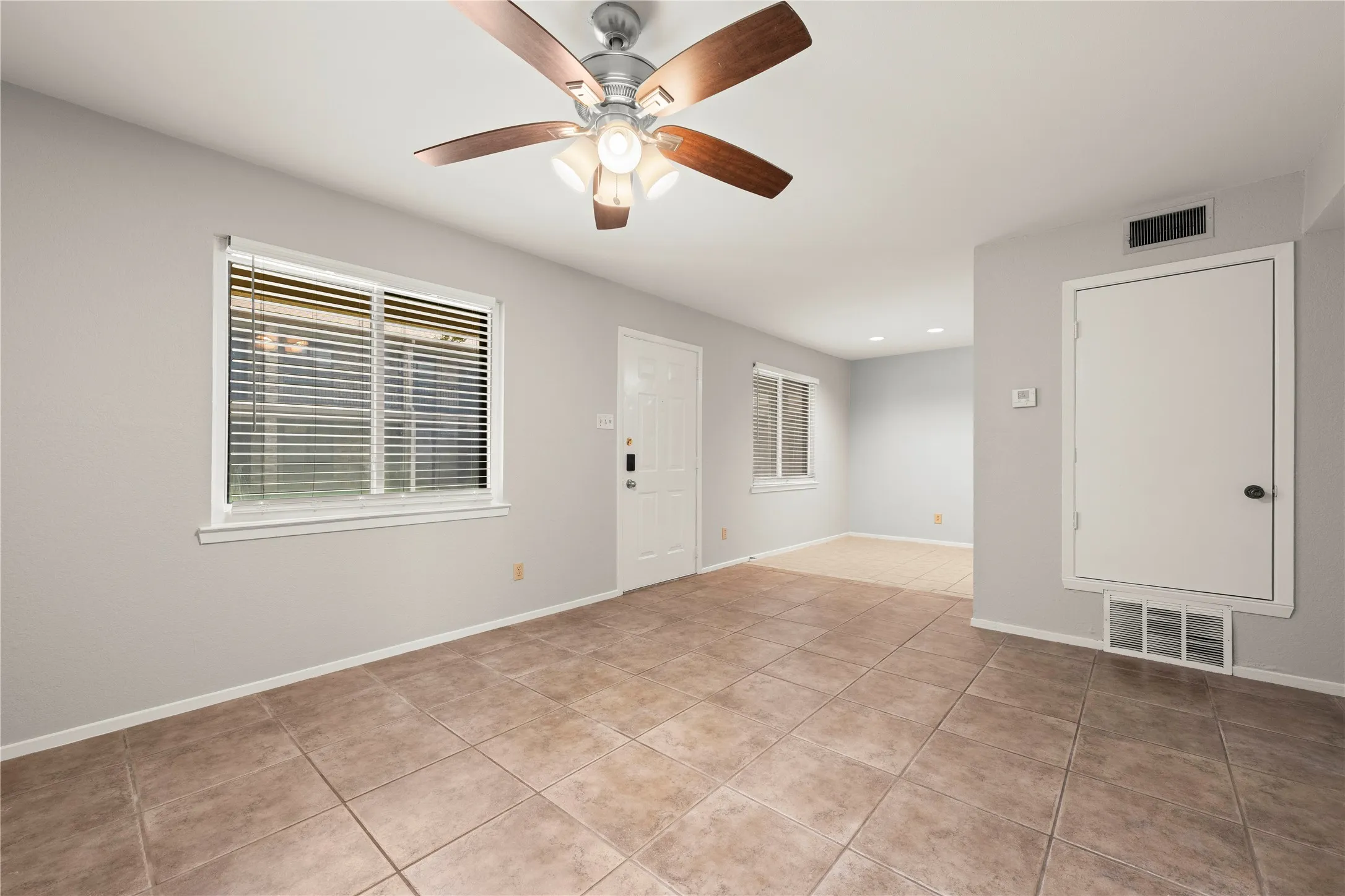 Condominium For Sale in Mc Lennan County , 1214 Baylor Avenue 111, Waco, Texas 76706, 2 Bedroom, 2 Bathroom, Garage spaces, 832 Sqft, built in 1983, mls#21323508, Real Estate Agent in Waco, Homes For Sale in Mc Lennan county, Homes For Sale in Waco, Realtor in Waco Texas, Real Estate Brokerage Independent Realty Texas, Luminita Cordes Realtor