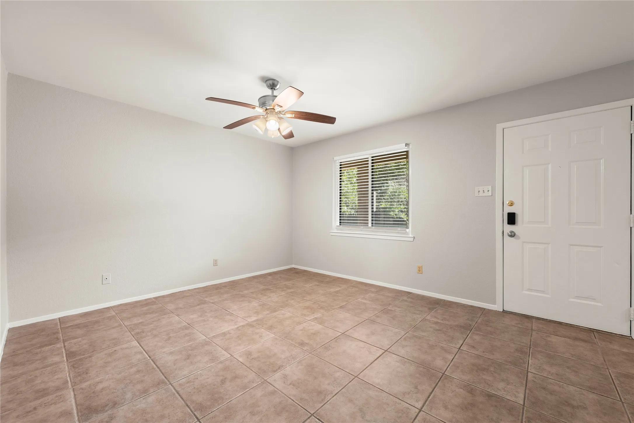 Condominium For Sale in Mc Lennan County , 1214 Baylor Avenue 111, Waco, Texas 76706, 2 Bedroom, 2 Bathroom, Garage spaces, 832 Sqft, built in 1983, mls#21323508, Real Estate Agent in Waco, Homes For Sale in Mc Lennan county, Homes For Sale in Waco, Realtor in Waco Texas, Real Estate Brokerage Independent Realty Texas, Luminita Cordes Realtor