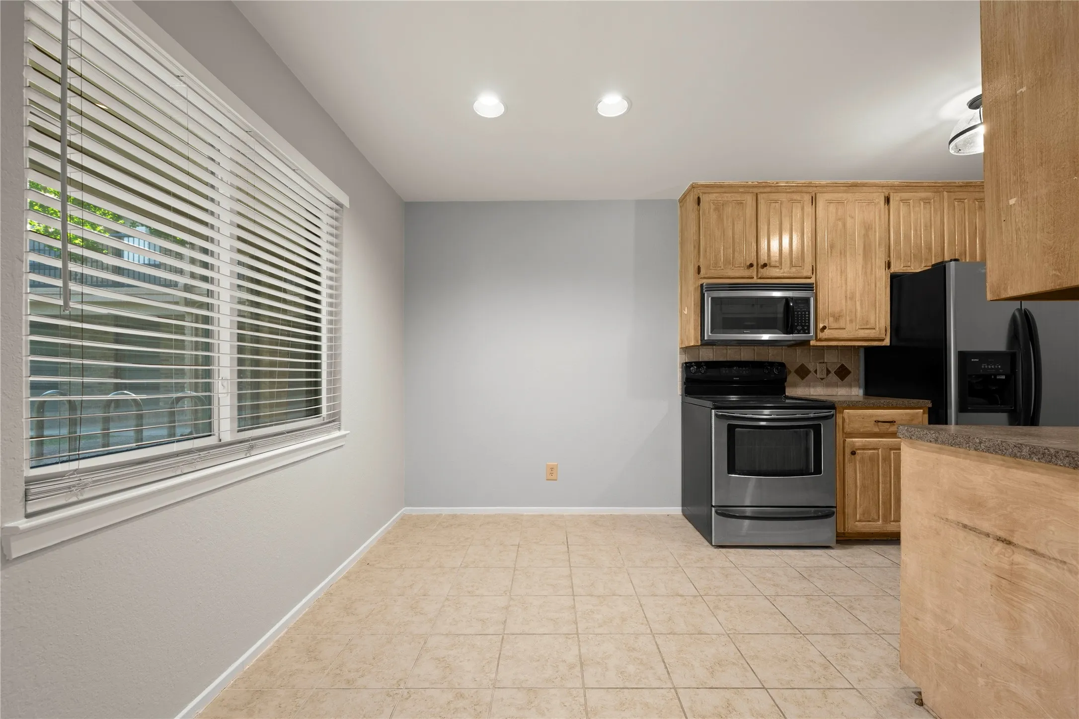 Condominium For Sale in Mc Lennan County , 1214 Baylor Avenue 111, Waco, Texas 76706, 2 Bedroom, 2 Bathroom, Garage spaces, 832 Sqft, built in 1983, mls#21323508, Real Estate Agent in Waco, Homes For Sale in Mc Lennan county, Homes For Sale in Waco, Realtor in Waco Texas, Real Estate Brokerage Independent Realty Texas, Luminita Cordes Realtor