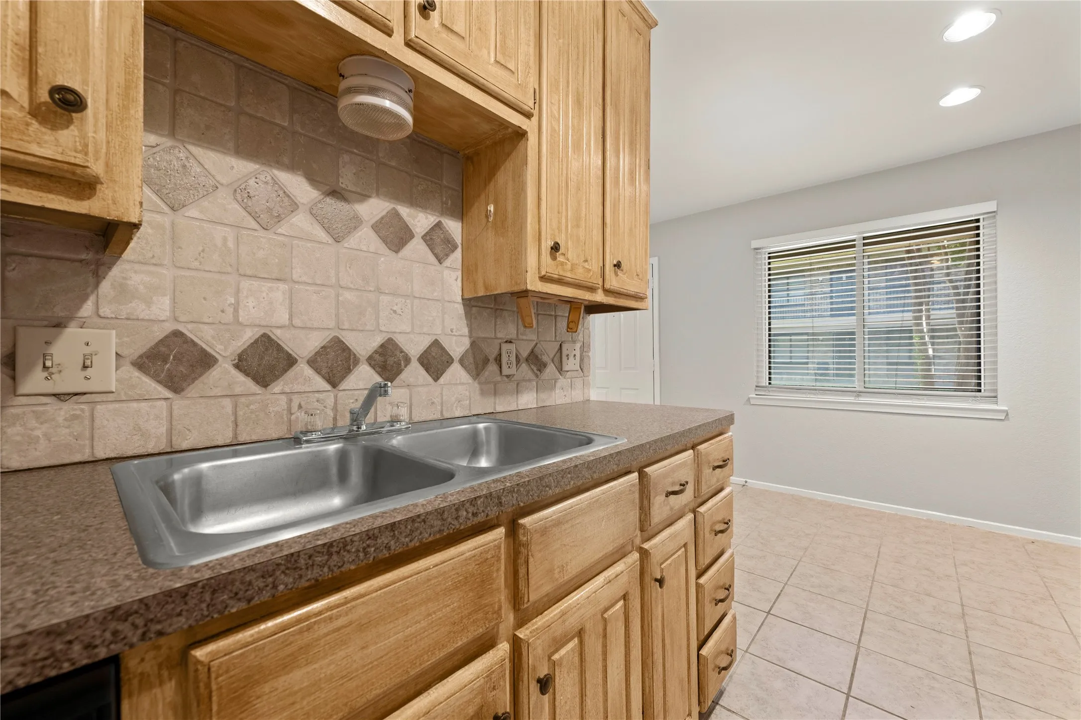 Condominium For Sale in Mc Lennan County , 1214 Baylor Avenue 111, Waco, Texas 76706, 2 Bedroom, 2 Bathroom, Garage spaces, 832 Sqft, built in 1983, mls#21323508, Real Estate Agent in Waco, Homes For Sale in Mc Lennan county, Homes For Sale in Waco, Realtor in Waco Texas, Real Estate Brokerage Independent Realty Texas, Luminita Cordes Realtor