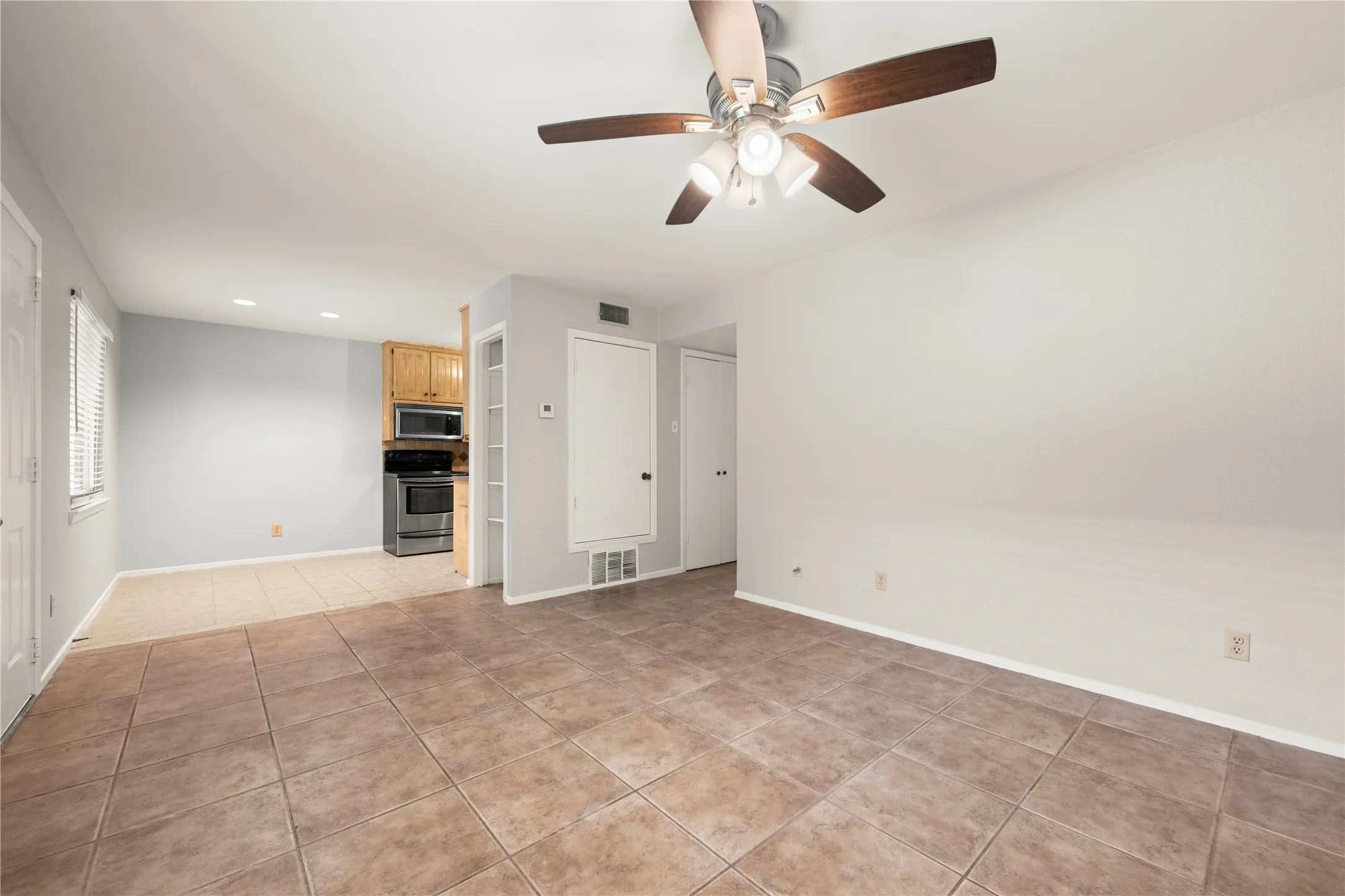 Condominium For Sale in Mc Lennan County , 1214 Baylor Avenue 111, Waco, Texas 76706, 2 Bedroom, 2 Bathroom, Garage spaces, 832 Sqft, built in 1983, mls#21323508, Real Estate Agent in Waco, Homes For Sale in Mc Lennan county, Homes For Sale in Waco, Realtor in Waco Texas, Real Estate Brokerage Independent Realty Texas, Luminita Cordes Realtor