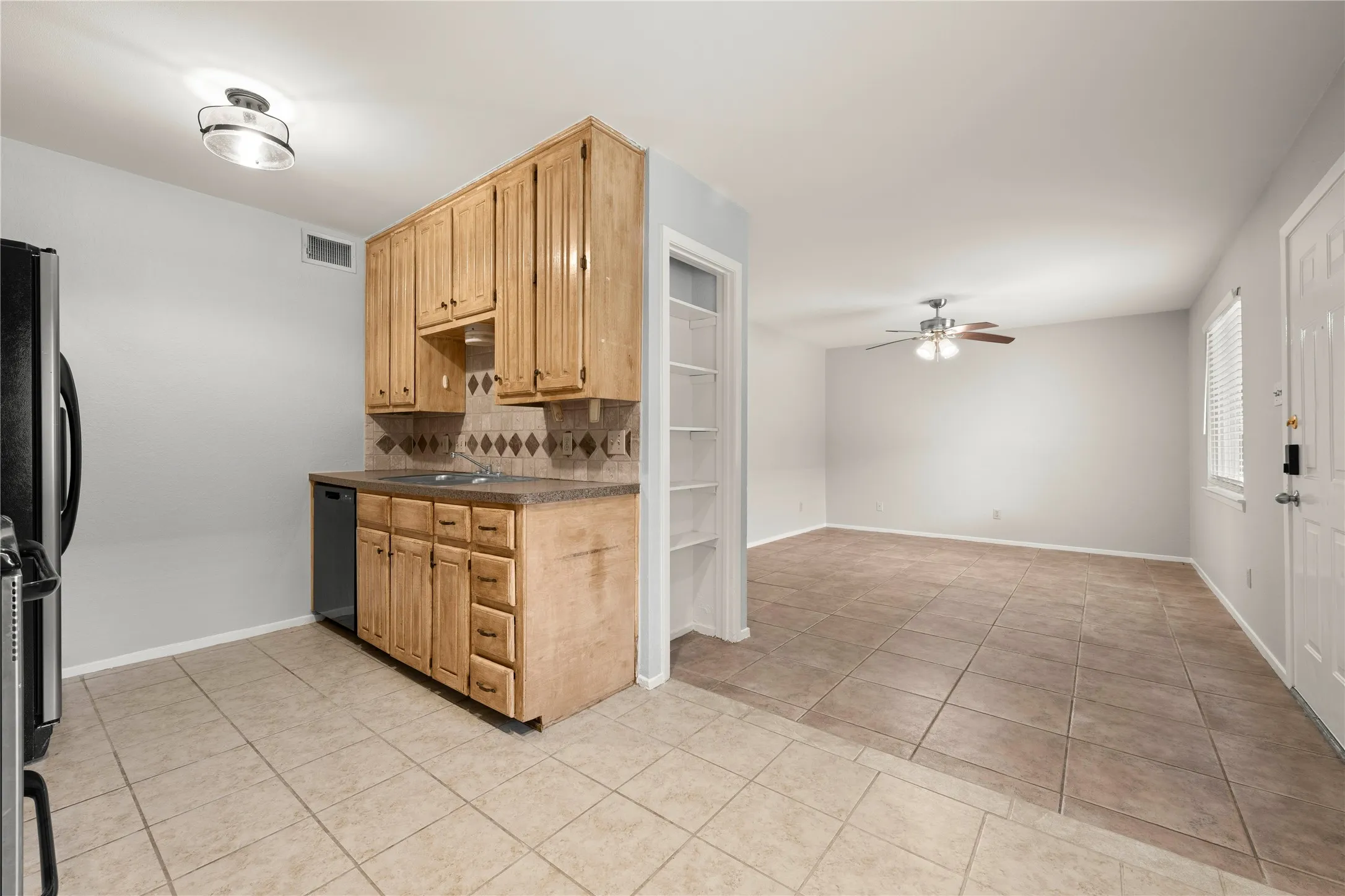 Condominium For Sale in Mc Lennan County , 1214 Baylor Avenue 111, Waco, Texas 76706, 2 Bedroom, 2 Bathroom, Garage spaces, 832 Sqft, built in 1983, mls#21323508, Real Estate Agent in Waco, Homes For Sale in Mc Lennan county, Homes For Sale in Waco, Realtor in Waco Texas, Real Estate Brokerage Independent Realty Texas, Luminita Cordes Realtor